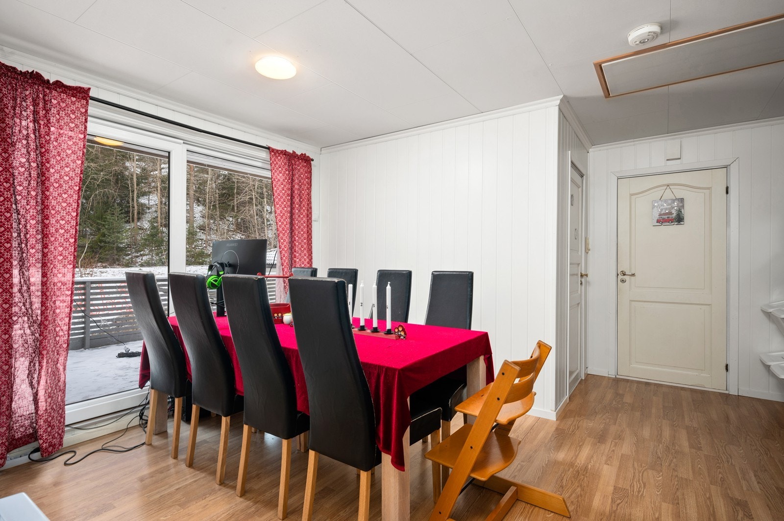 Egen spisestue i 2. etasje, med utgang til veranda Galleribilde