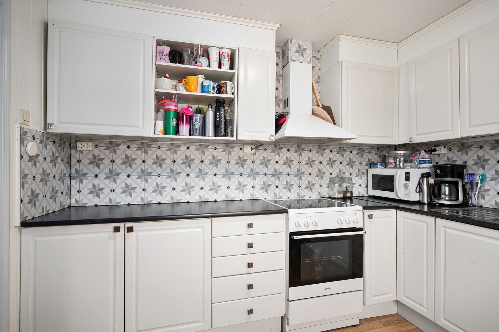 Over komfyren er det kjøkkenventilator med kullfilter, og om mulig bør det etableres ventilasjons kanal ut i det fri fra ventilator Galleribilde