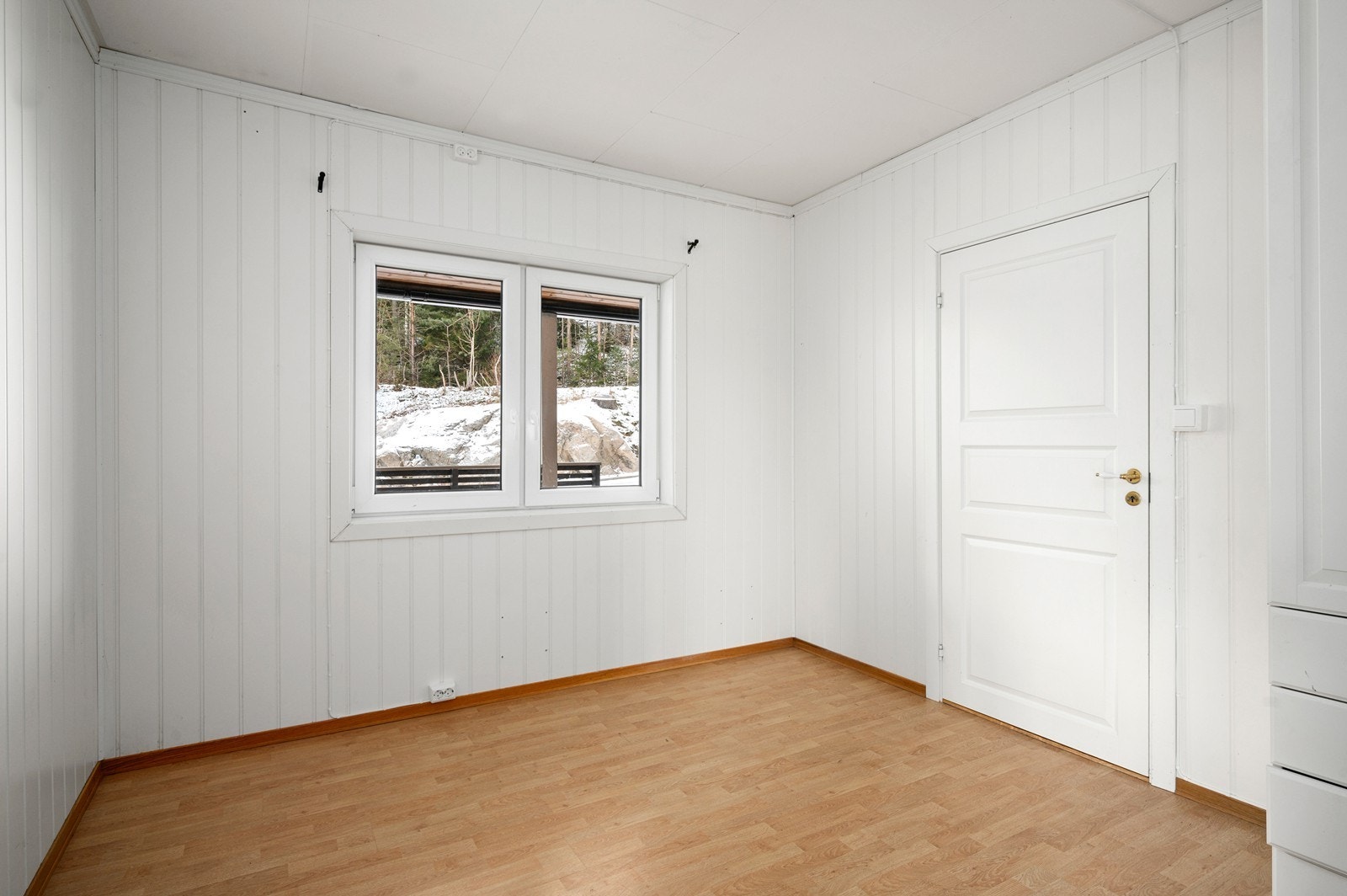 Soverom 2 - også av god størrelse, og det er satt inn garderobeskap Galleribilde