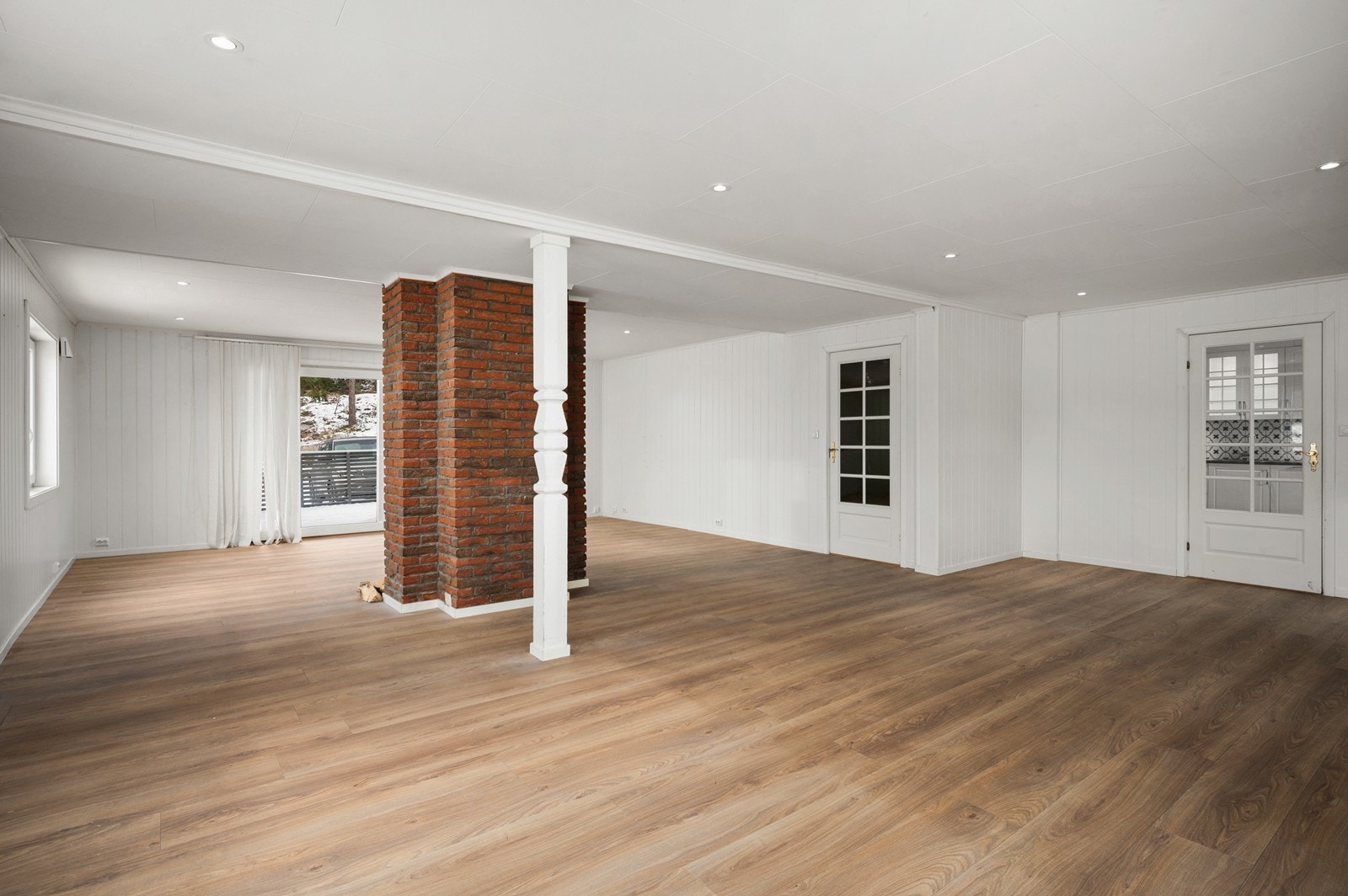 Det er montert downlights i taket for god lyssetting - i tillegg er det flere vindusflater som slipper inn godt med dagslys Galleribilde