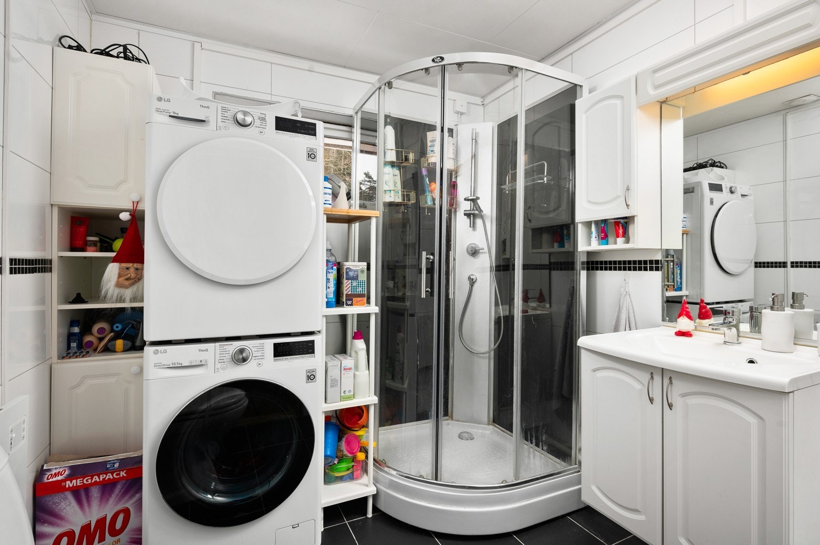 Baderommet i 2. etasje er ikke utført fagmessig, og bør i følge tilstandsrapporten oppgraderes i sin helhet Galleribilde