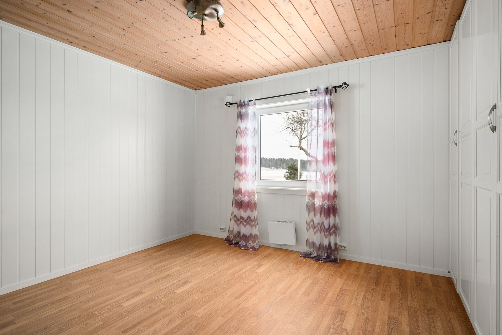 Det er to doble garderobeskap med god lagringsplass Galleribilde