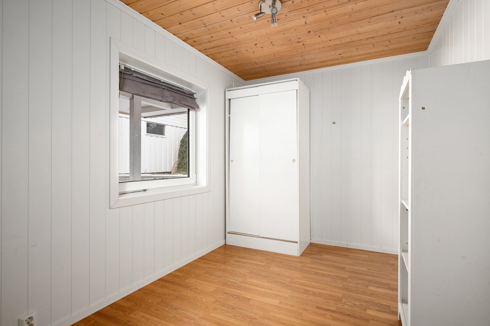 Soverom 3 - av noe mindre størrelse - også her er det satt inn garderobeskap Galleribilde