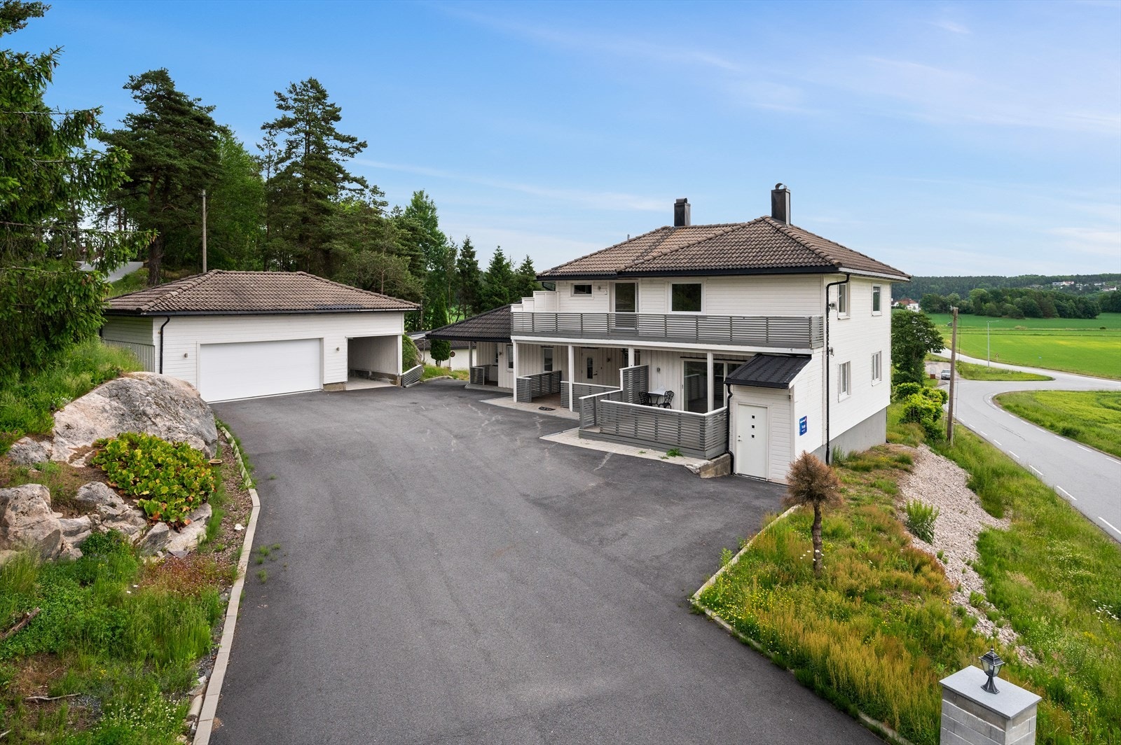 Stor dobbelgarasje med oppstillingsplass til flere biler - i tillegg er det oppstillingsplass til flere biler på gårdsplassen Galleribilde