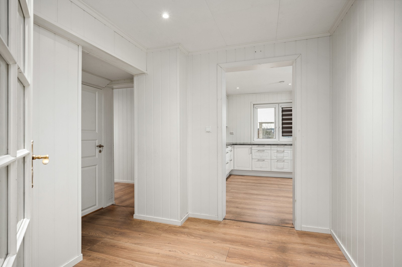 Mellomgang i 1. etasje - også med lyse overflater Galleribilde