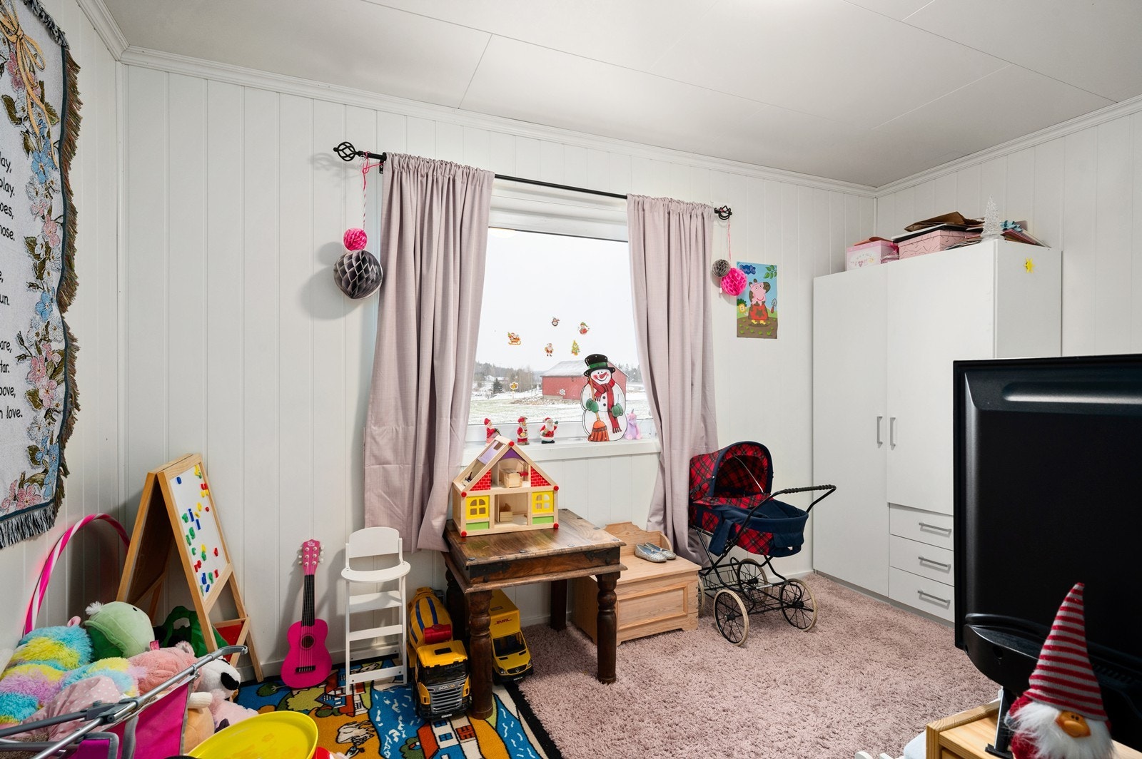 Soverom 2 i 2. etasje - et fint barnerom Galleribilde