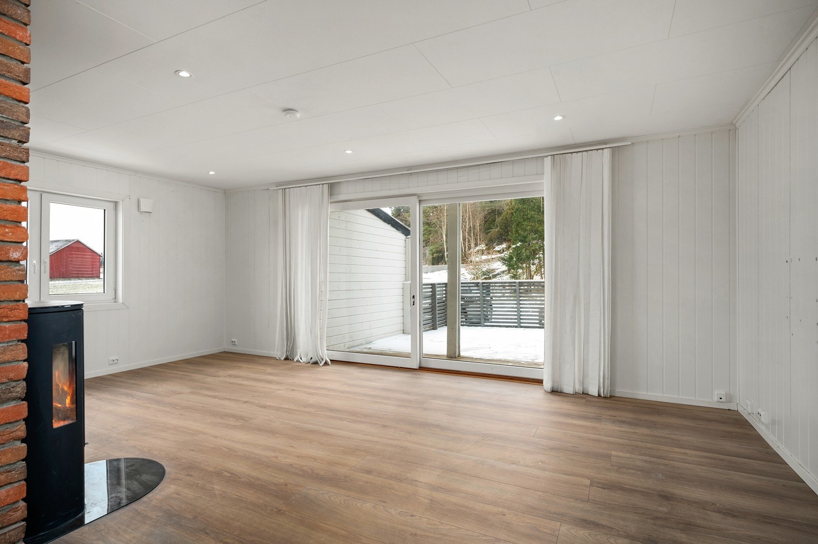 Det er stor skyvedør ut mot verandaen Galleribilde