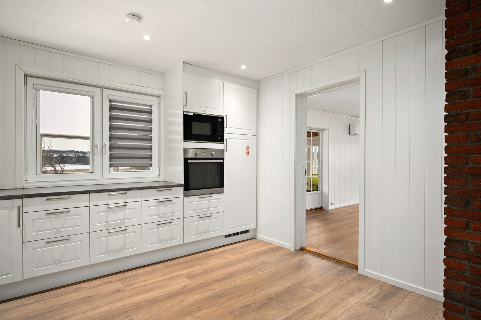 Det er integrert kjøleskap, oppvaskmaskin, platetopp, micro og stekeovn Galleribilde