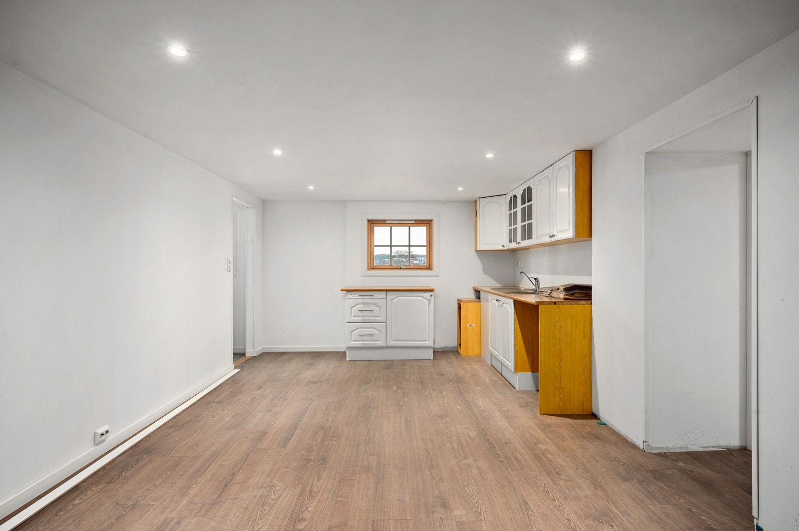 Påbegynt stue/kjøkken i kjeller. Kjeller er innredet uten godkjenning Galleribilde