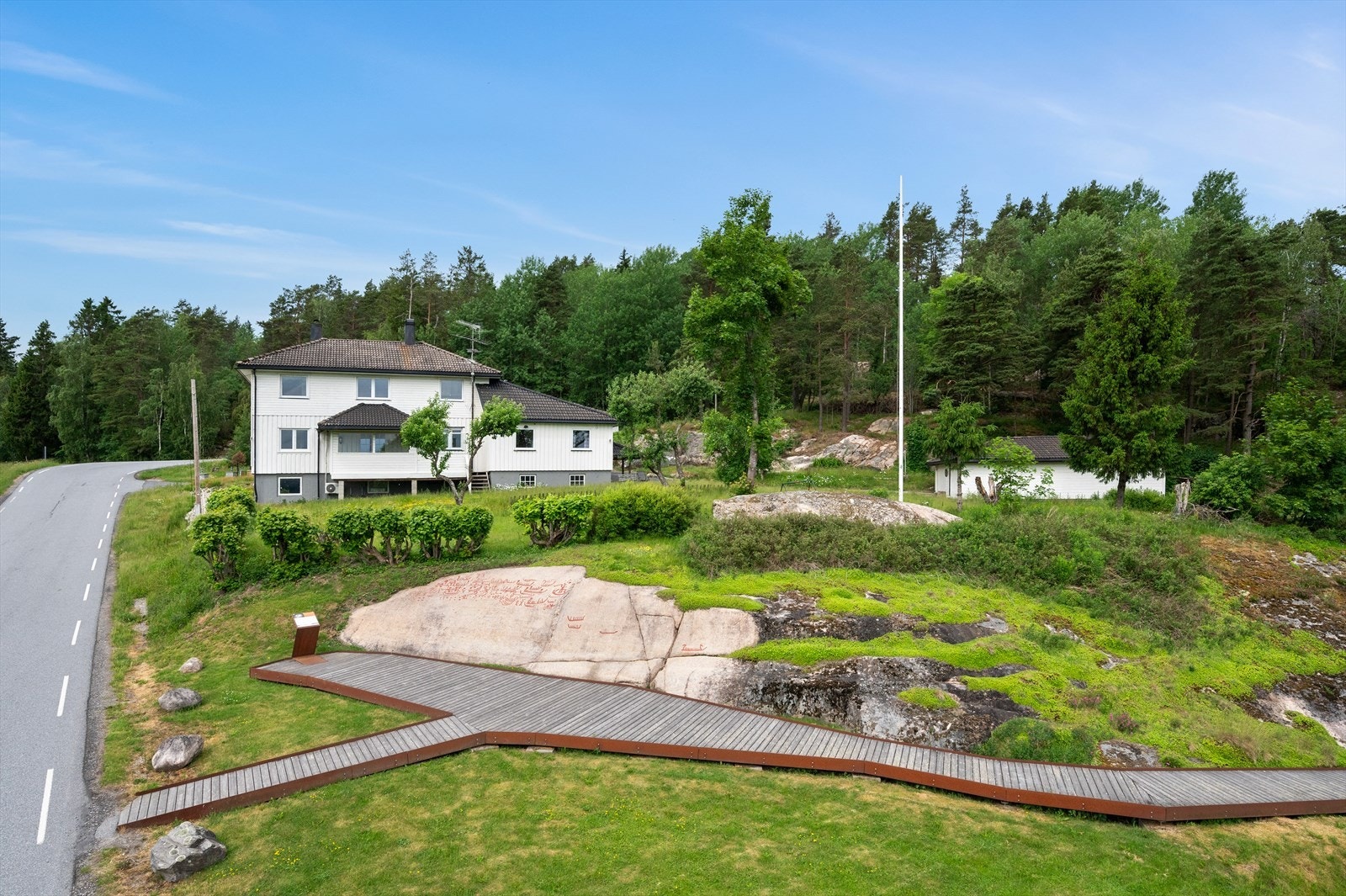 Rett nedenfor boligen er det helleristninger, som flere kommer for å se i sommerhalvåret Galleribilde