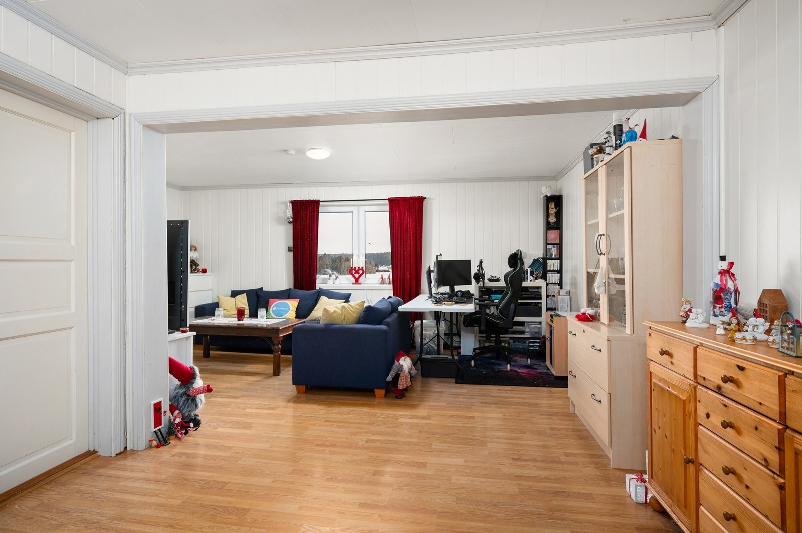 Stuen i 2. etasje er også av god størrelse og har lyse overflater Galleribilde