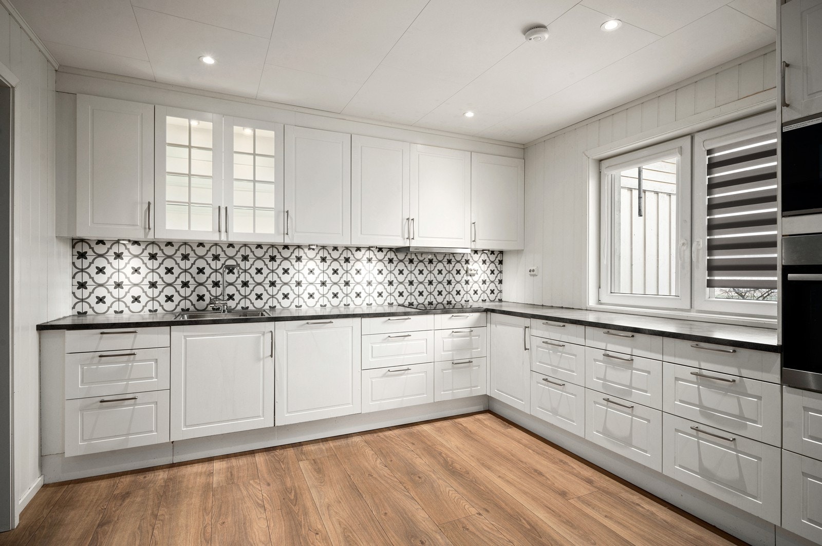 Kjøkkenet i 1. etasje er av god størrelse og har pen innredning med profilerte fronter Galleribilde