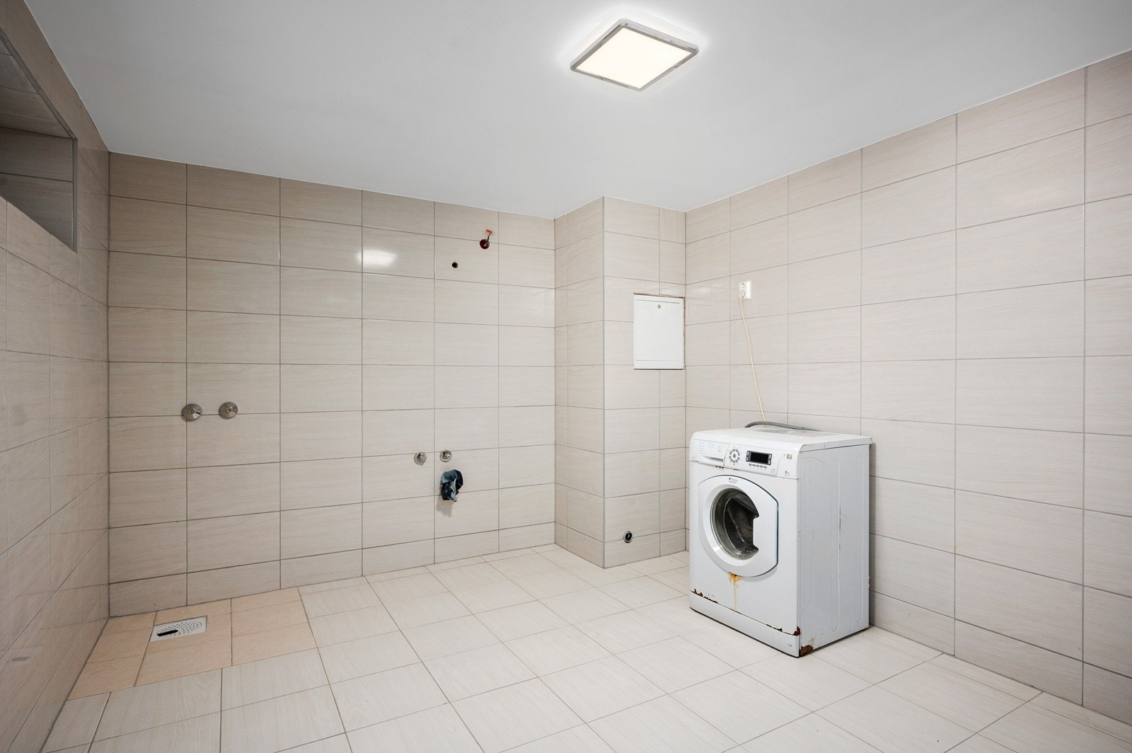 Påbegynt bad i kjeller, ikke fagmessig utført Galleribilde