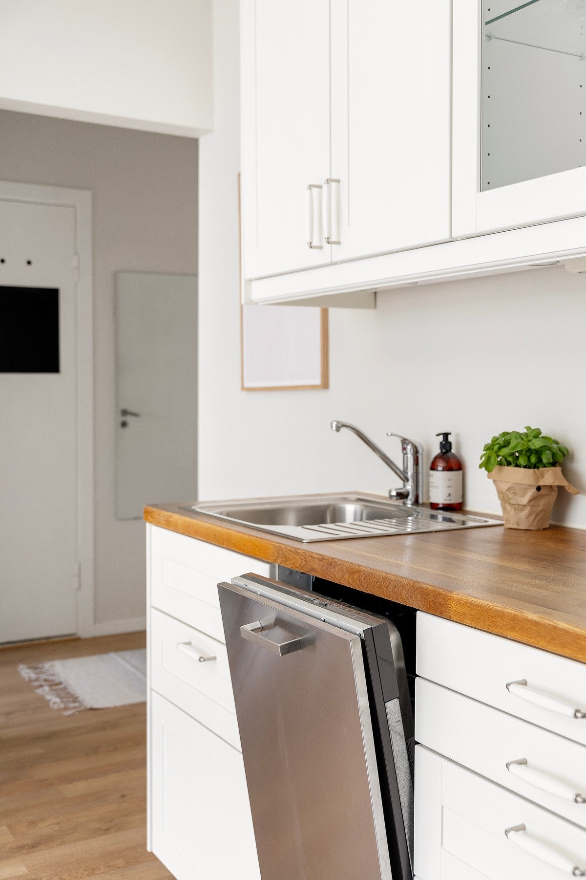 Innredningen består av profilerte fronter hvorav noen er med vitrinedører, benkeplate av tre og nedfelt kum med ett-felts armatur. Det er montert benkeskapsbelysning og stikkontakt over kjøkkenbenken. Galleribilde