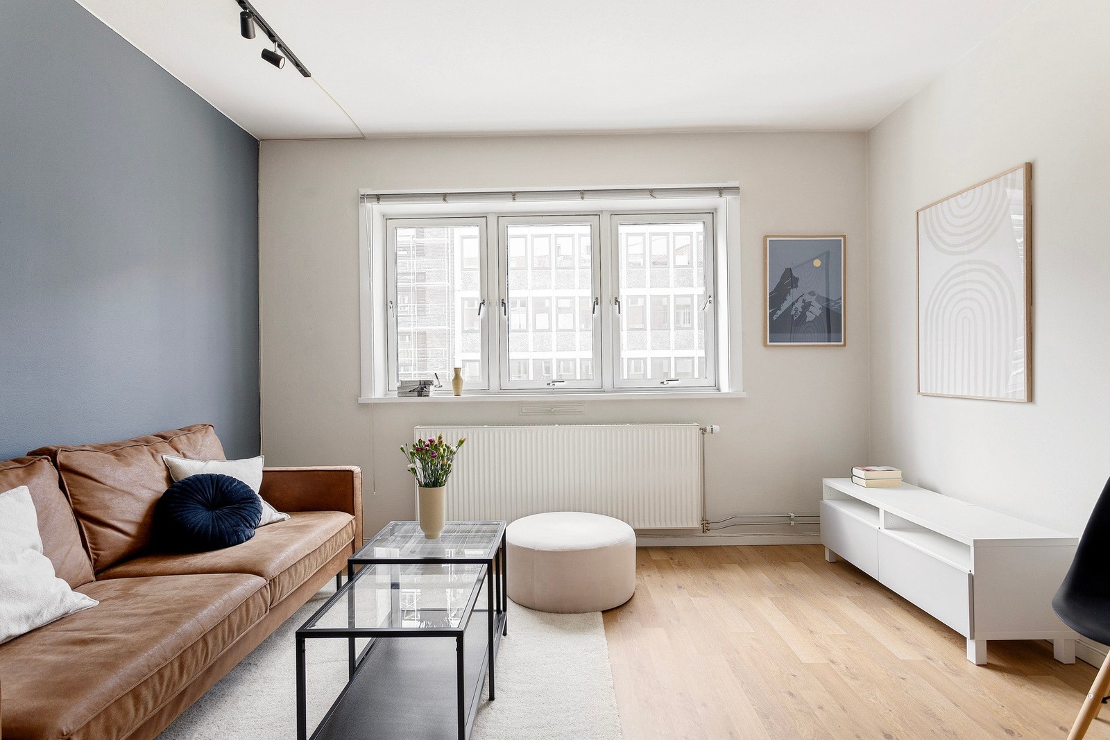 Oppholdsrommet har god plass til sofagruppe med tilhørende møblement. Galleribilde