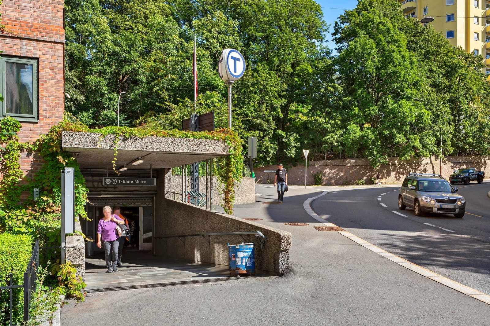 Godt med kollektivtilbud med buss og trikk rett utenfor døren samt gangavstand til knutepunktet Carl Berners plass som også har T-bane. Galleribilde