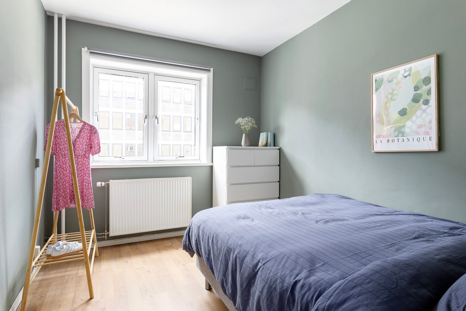 Boligens soverom er av god størrelse med plass til dobbeltseng og oppbevaringsmøblement. Galleribilde