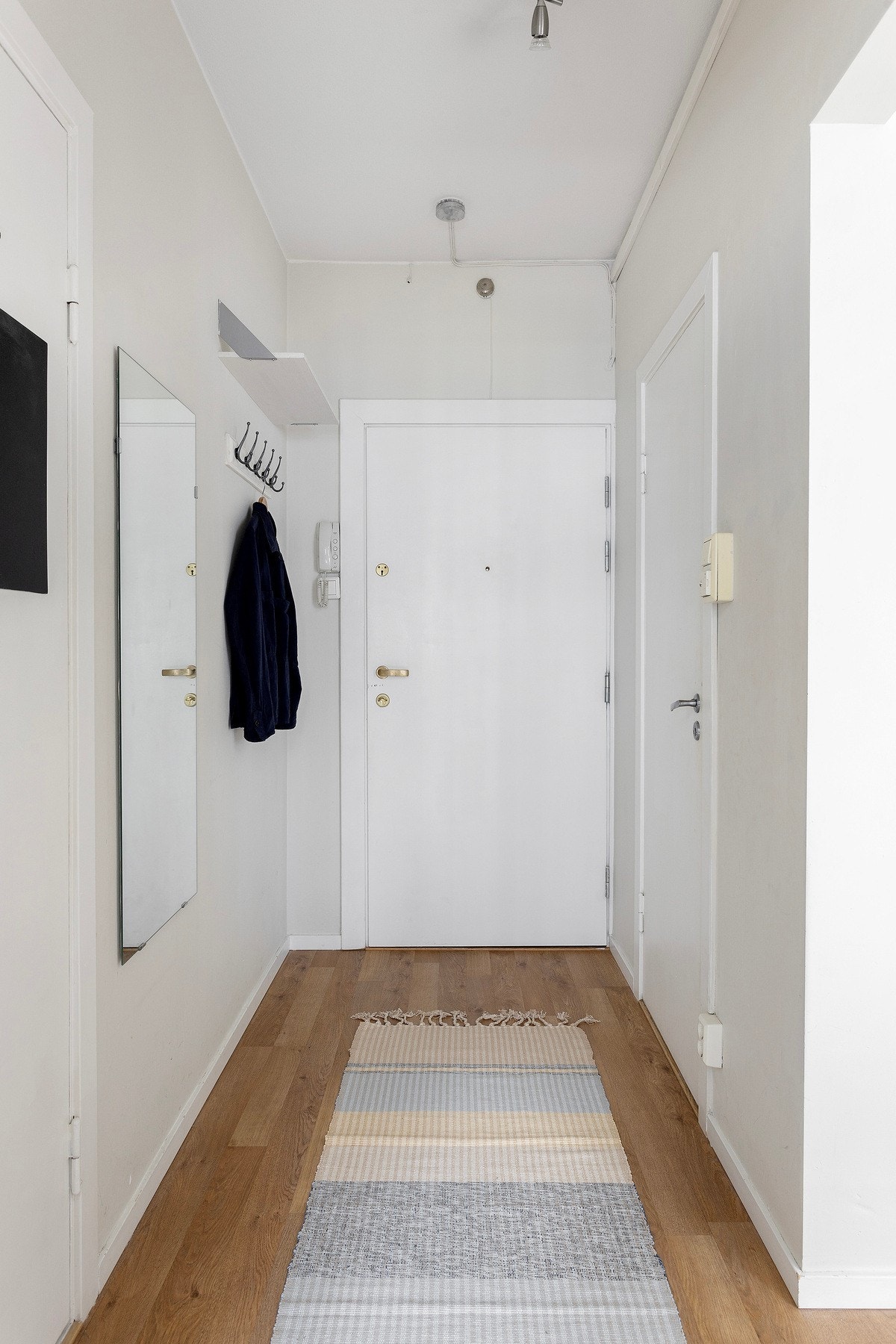 Velkommen inn til det som kan bli ditt nye hjem! Her vil du umiddelbart legge merke til den gode takhøyden på 2,69 meter som gir en luftig romfølelse. Galleribilde