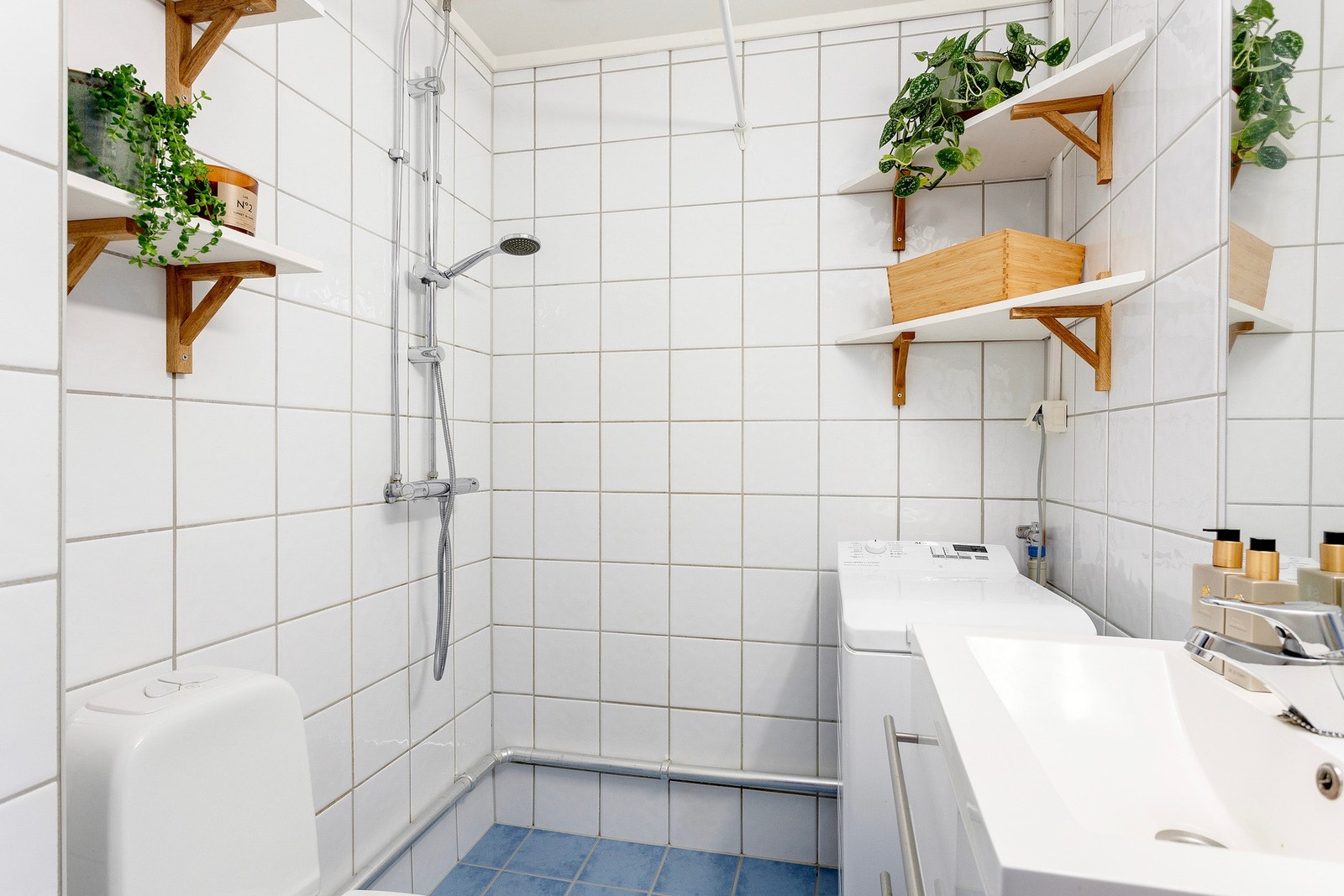 Flislagt bad med varme i gulv. Badet er oppgradert i regi av borettslaget i 2001, supplert med nye varmekabler og gulvfliser i 2008. Galleribilde