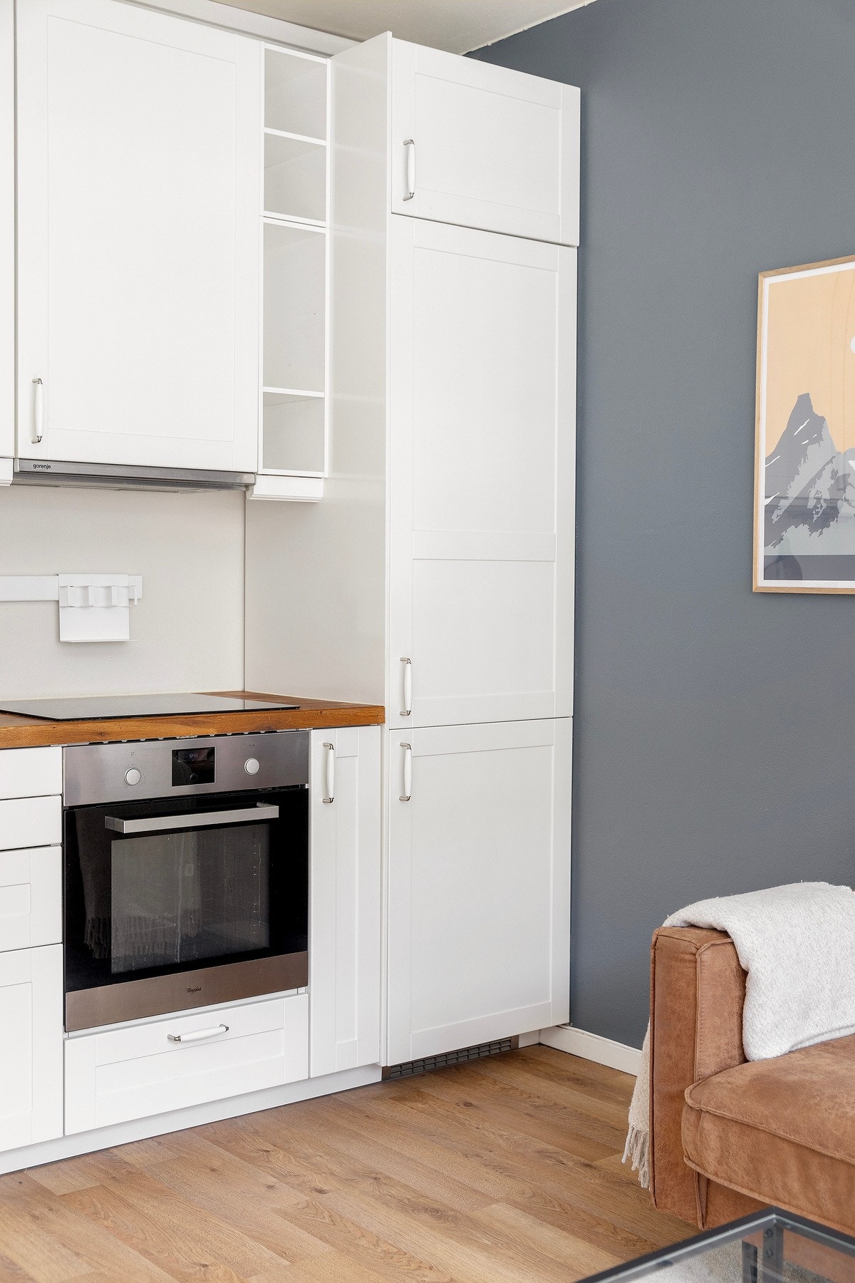 Integrert kjøleskap med fryser, oppvaskmaskin, stekeovn og induksjonstopp medfølger. Galleribilde