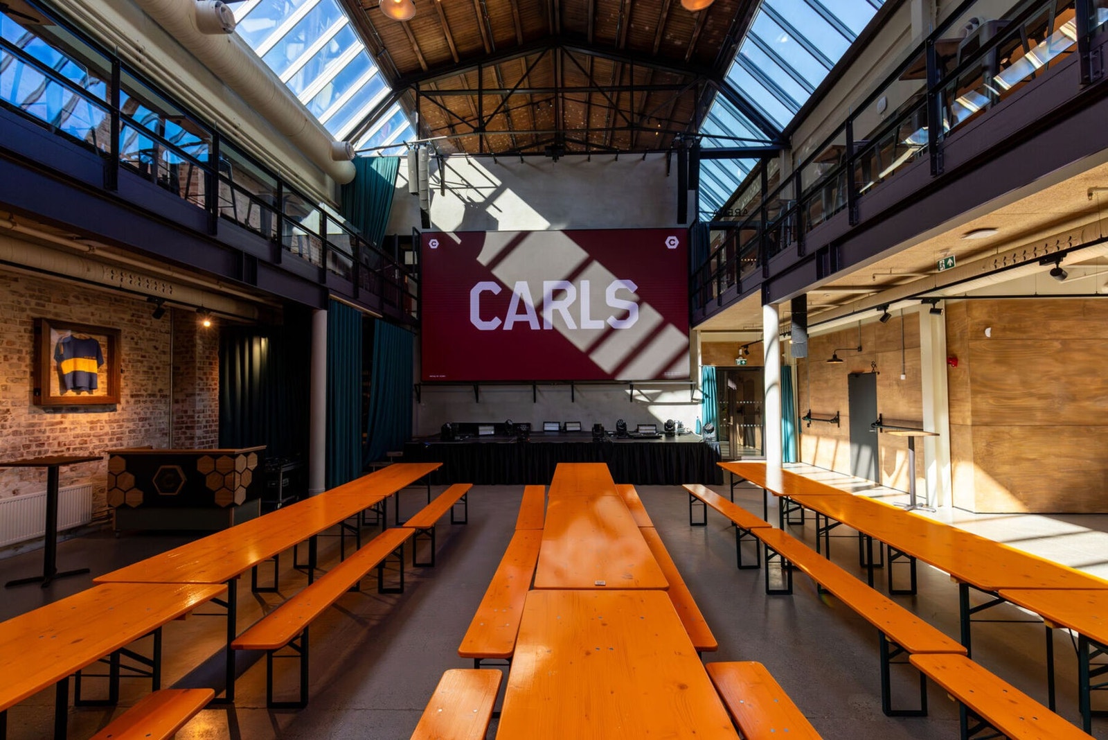 Nylig åpnet Carls dørene! Her finner man alt fra restaurant, vinbar, kafé og ulike rom som passer for alt i fra små møter, kurs og workshops, til sommerfester og store markeder. Galleribilde