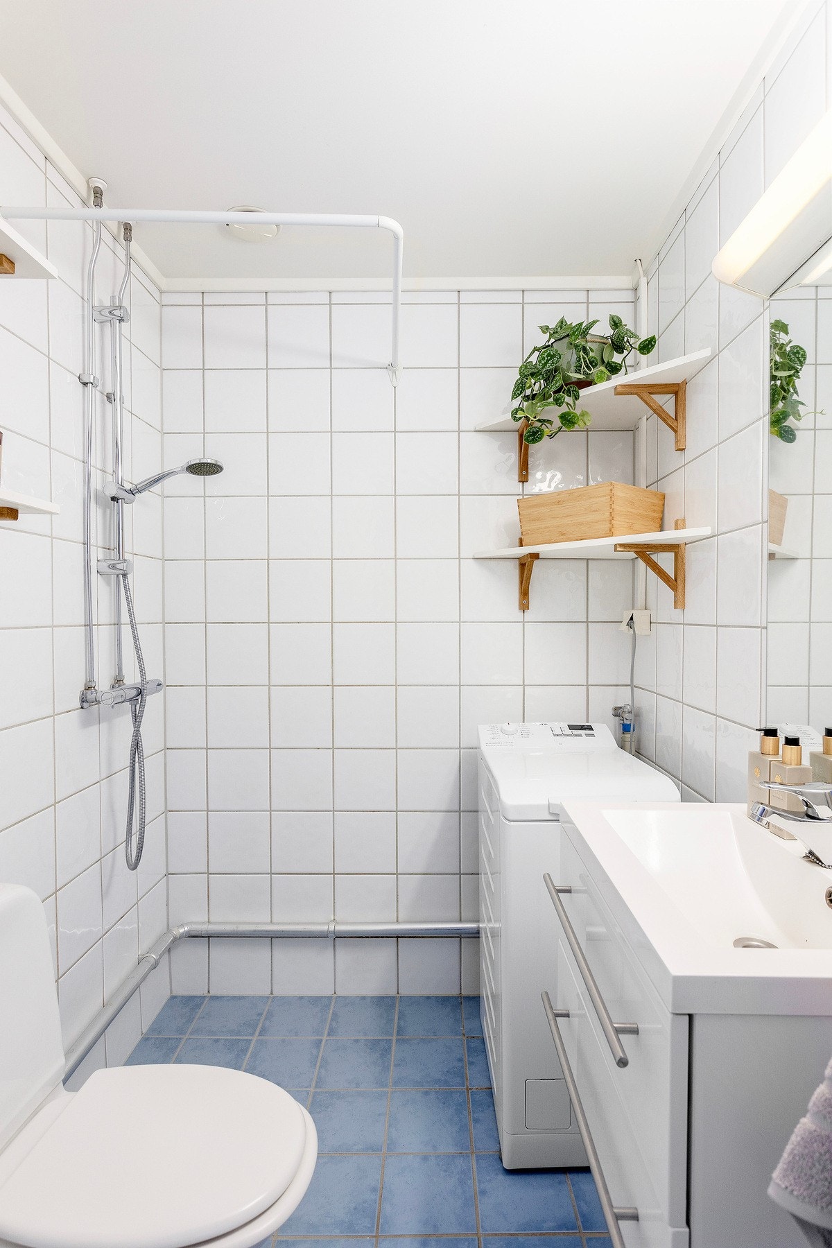 På badet har du gulvstående toalett, dusjhjørne og opplegg for vaskemaskin. Galleribilde