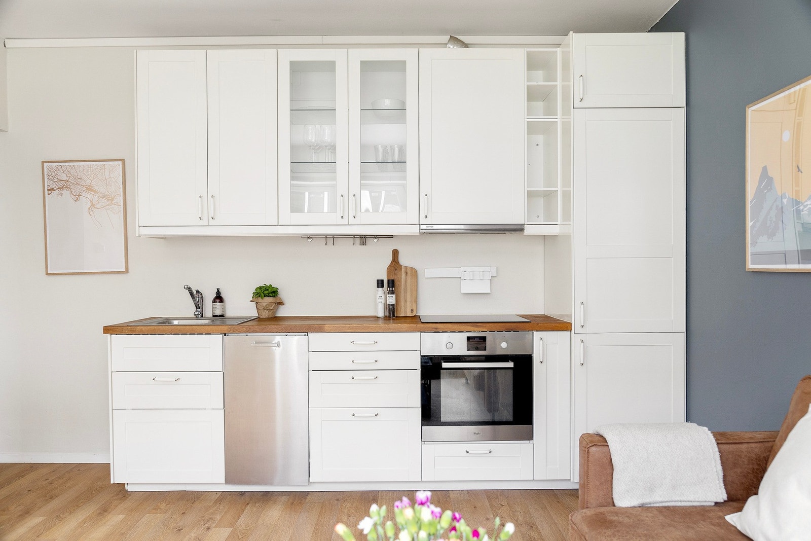 Boligen har et lyst og pent IKEA-kjøkken fra 2013 i åpen løsning mot stue. Galleribilde