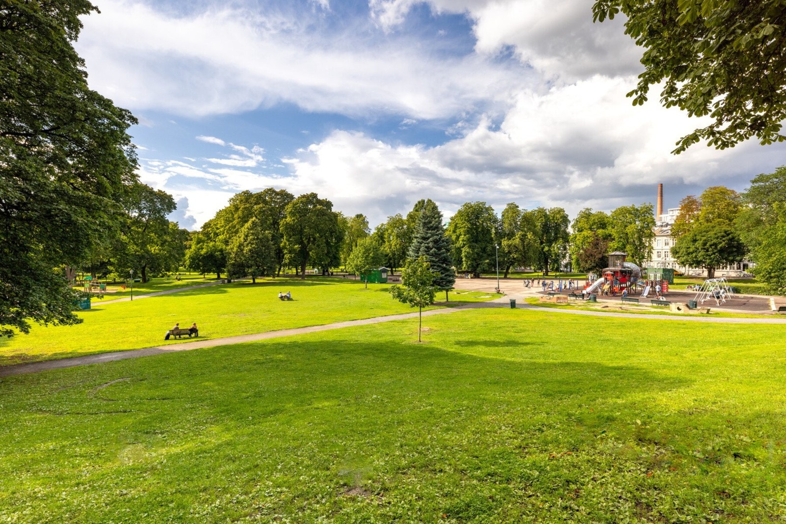 Det er flere grøntarealer og rekreasjonsmuligheter i umiddelbar nærhet, herunder Sofienbergparken med store grøntarealer og grill. Galleribilde
