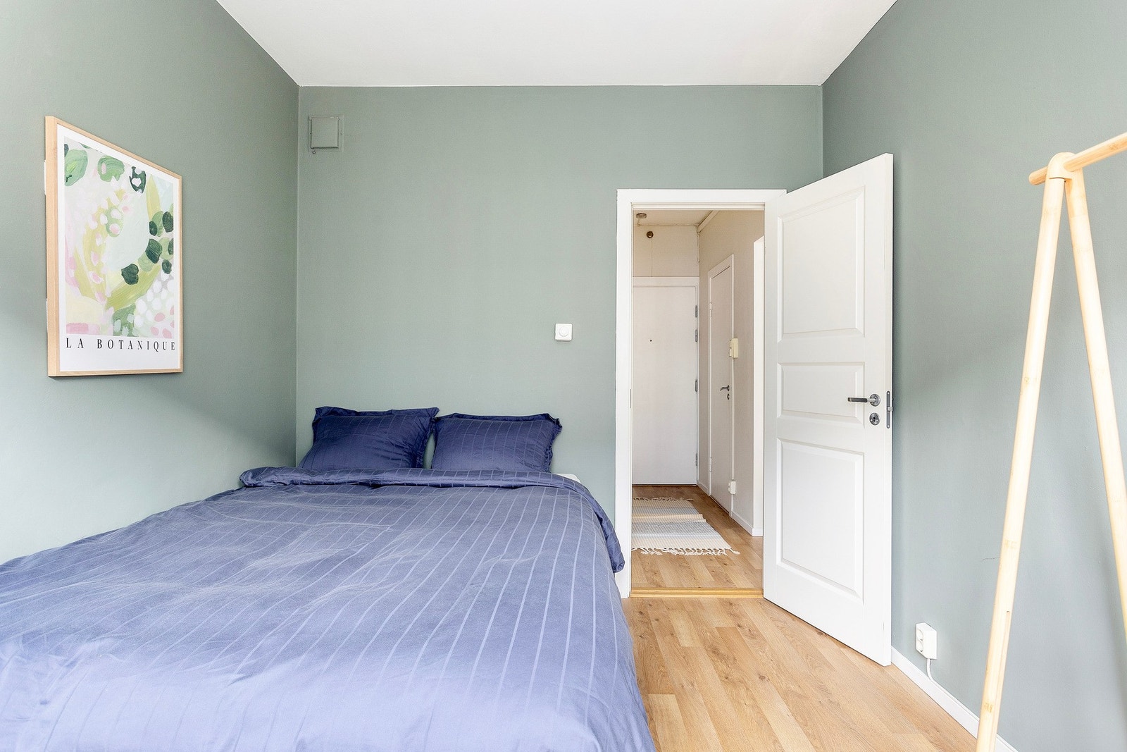 Laminat på gulv og overflater malt i moderne fargevalg. Sengen på bilde er 150x200cm Galleribilde