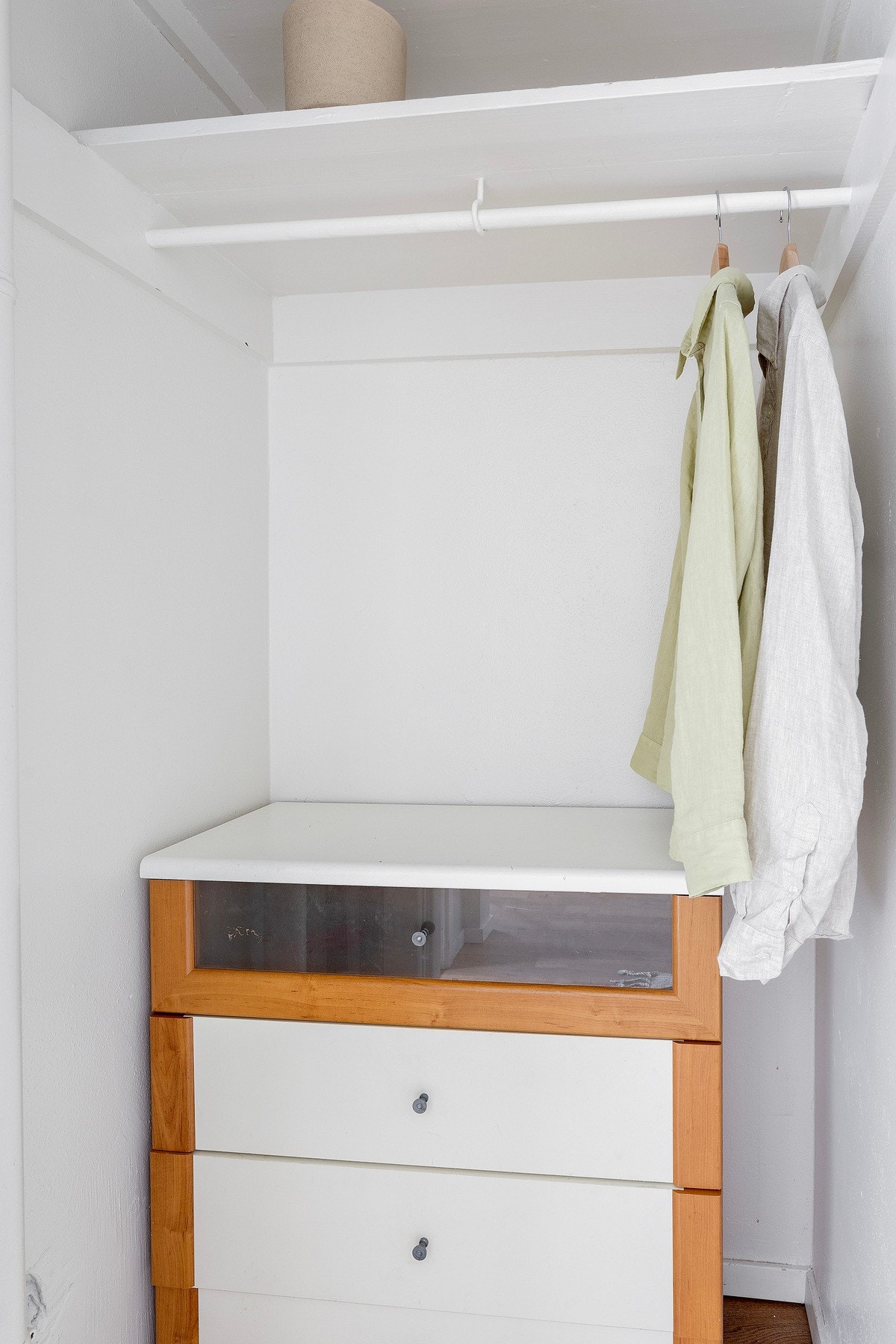 I tilknytning til entréen er det en praktisk innvendig bod med plass til oppbevaring av klær og annet. Av ekstern lagring medfølger kjellerbod på 3 kvm og loftsbod på 3 kvm. Galleribilde