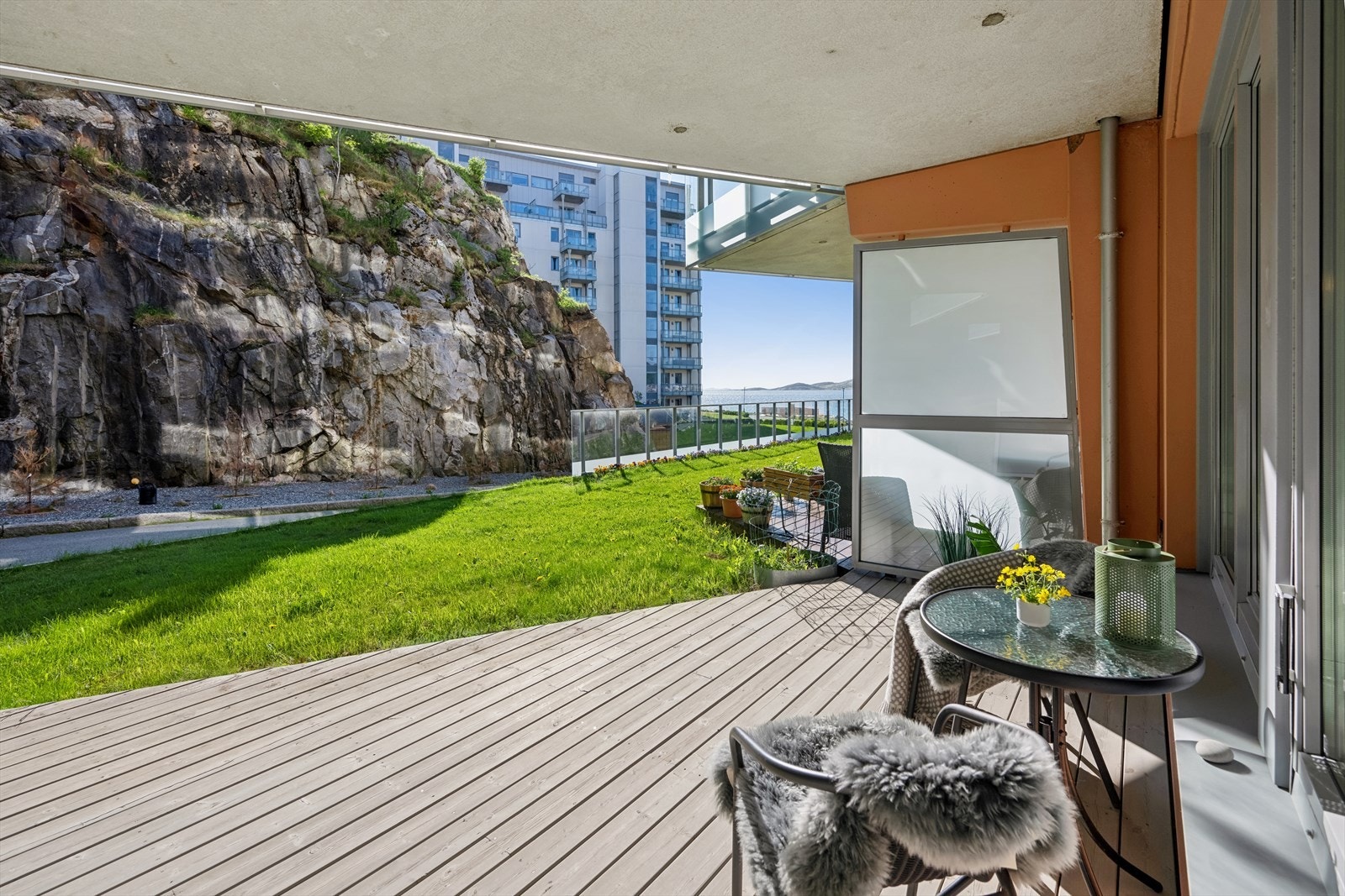 Fra stuen har man utgang til lun, skjermet terrasse med lite innsyn og flott utsikt mot havet. Galleribilde