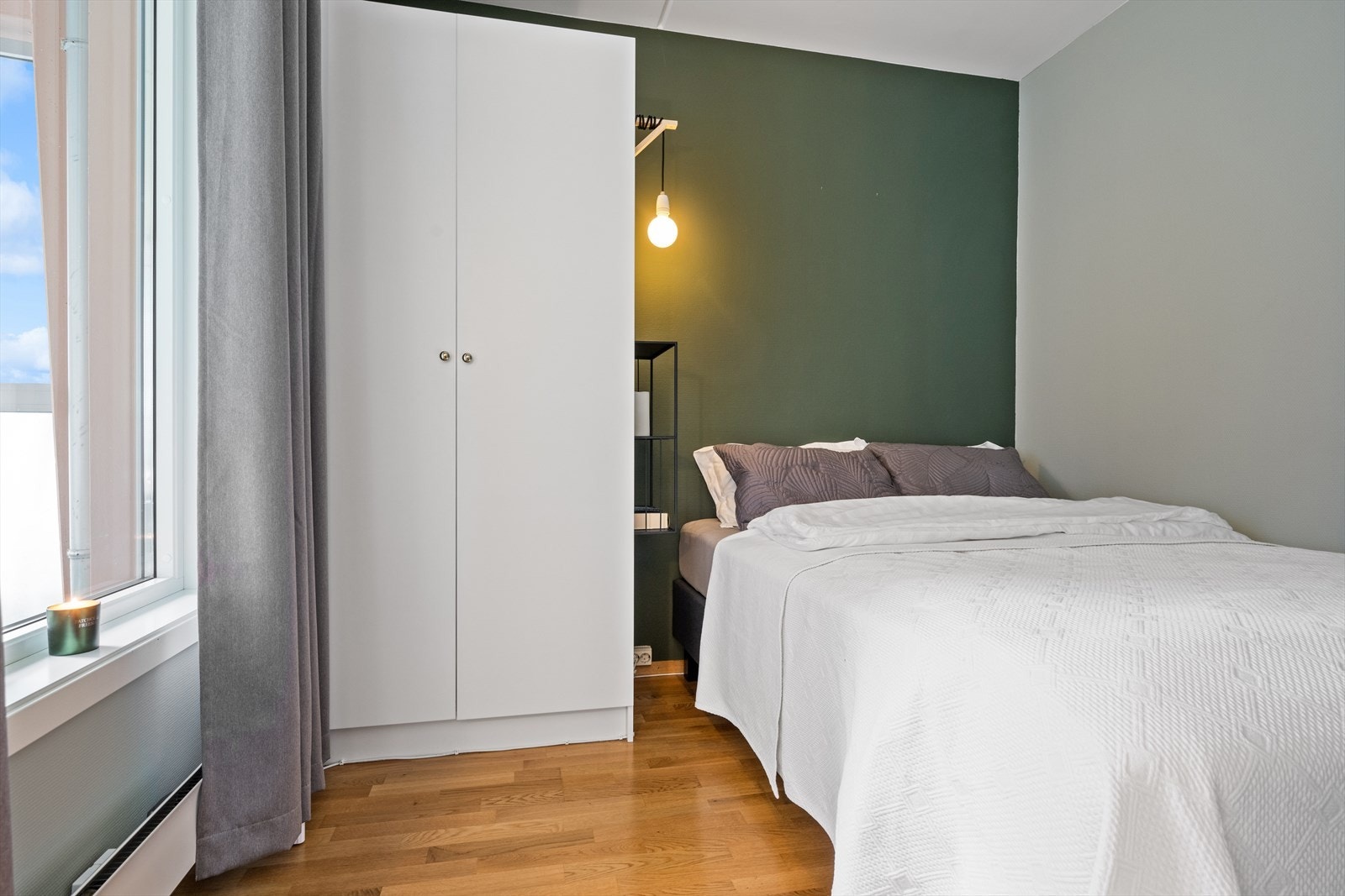 Ved stuen og utgang til terrassen ligger soverommet. Soverommet er av fornuftig størrelse med plass til det en trenger uten å ta for mye av stuen. Galleribilde