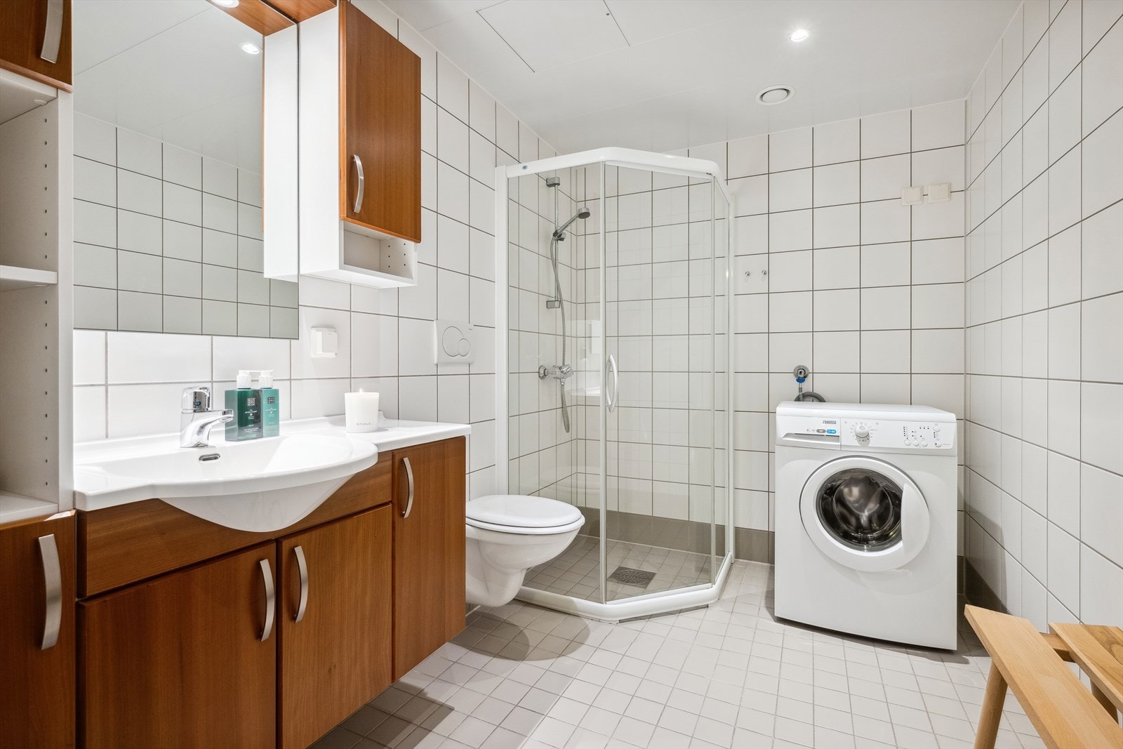 Pent baderom med fliser på gulv og vegg, samt varme i gulv. Badet er av god størrelse og behagelige downlights i tak. Galleribilde