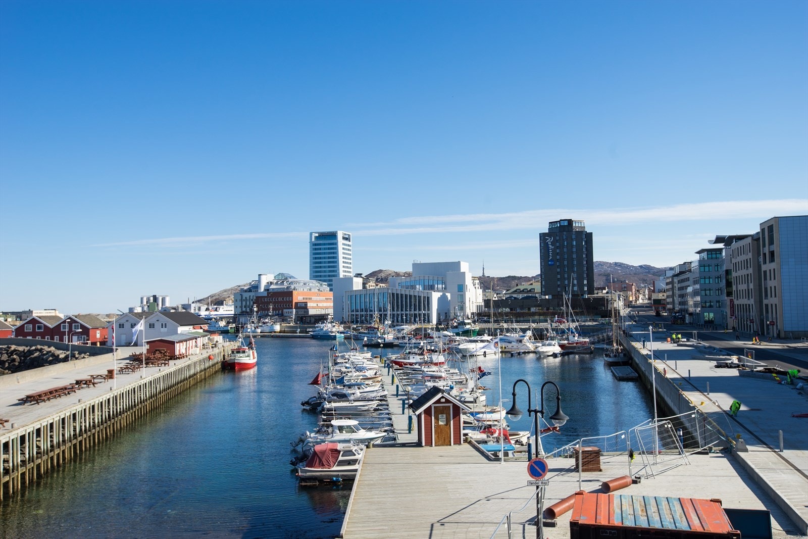Noen minutters gange til byens sentrum med moloveien og videre inn til alle servicefasiliteter. Galleribilde