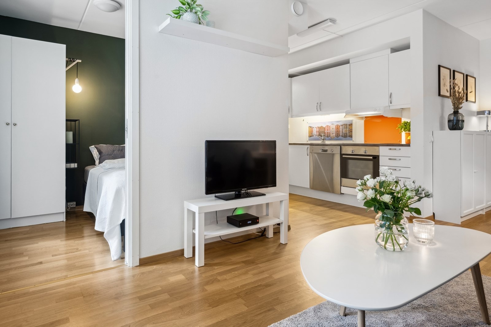 Stue av god størrelse, med plass til sofa, stuebord og tv med mer. Galleribilde