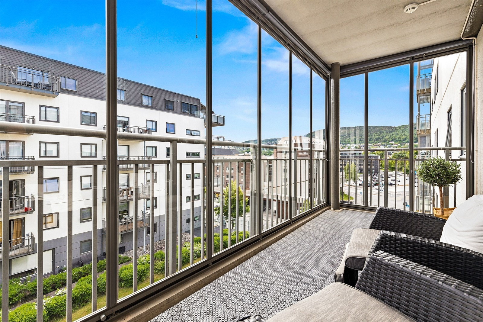 Balkong med skyvbare glassfelt og innvendig solskjerming Galleribilde