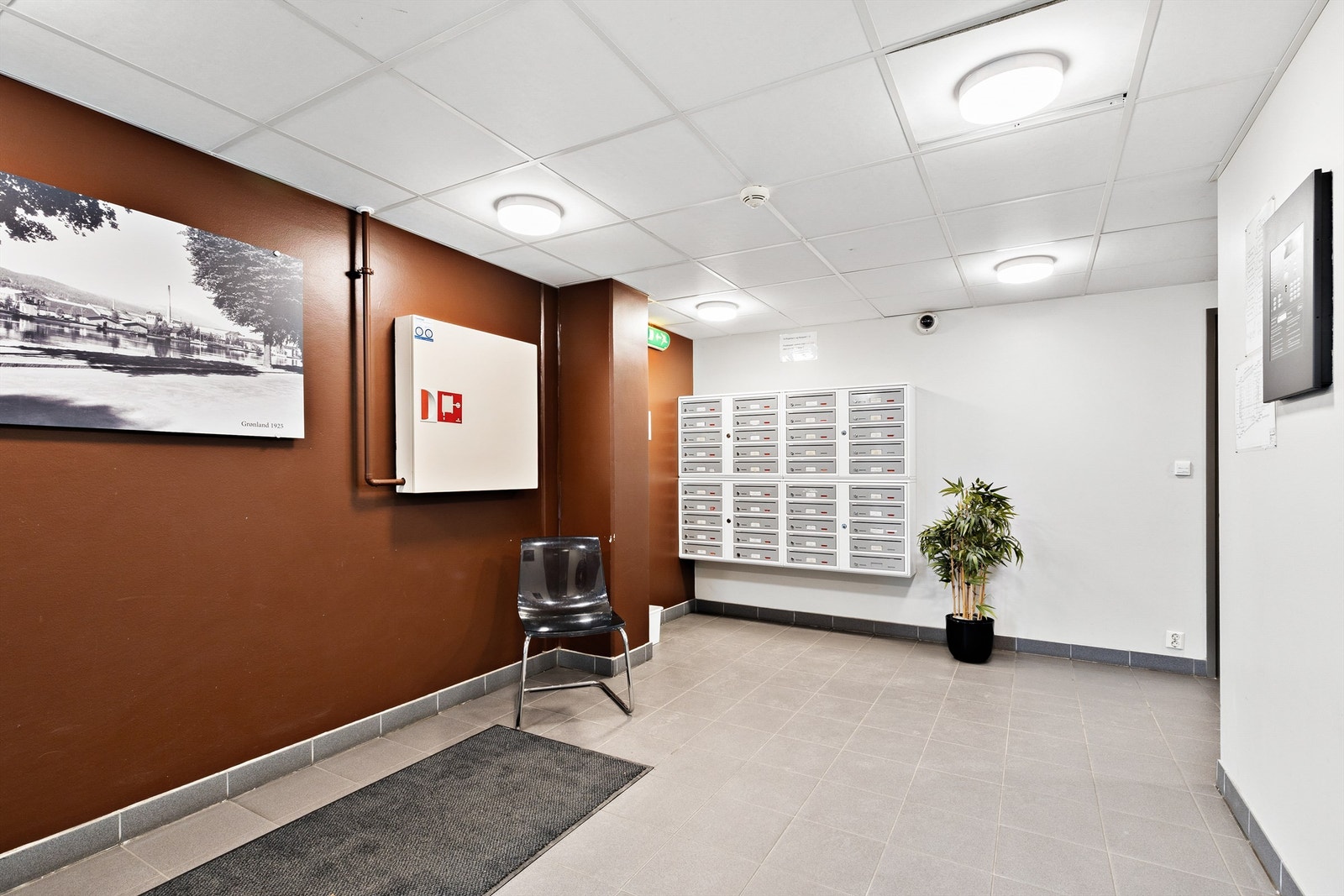 Felles inngangsparti med heis- og trappeadkomst til leilighetens etasjeplan Galleribilde