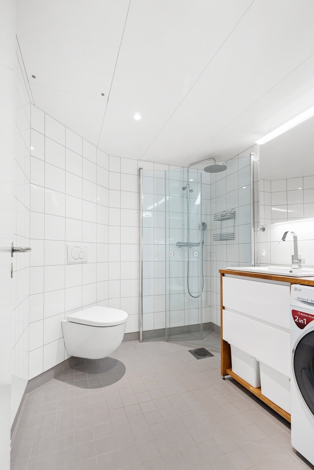 Badet har downlights i tak og gulvvarme Galleribilde