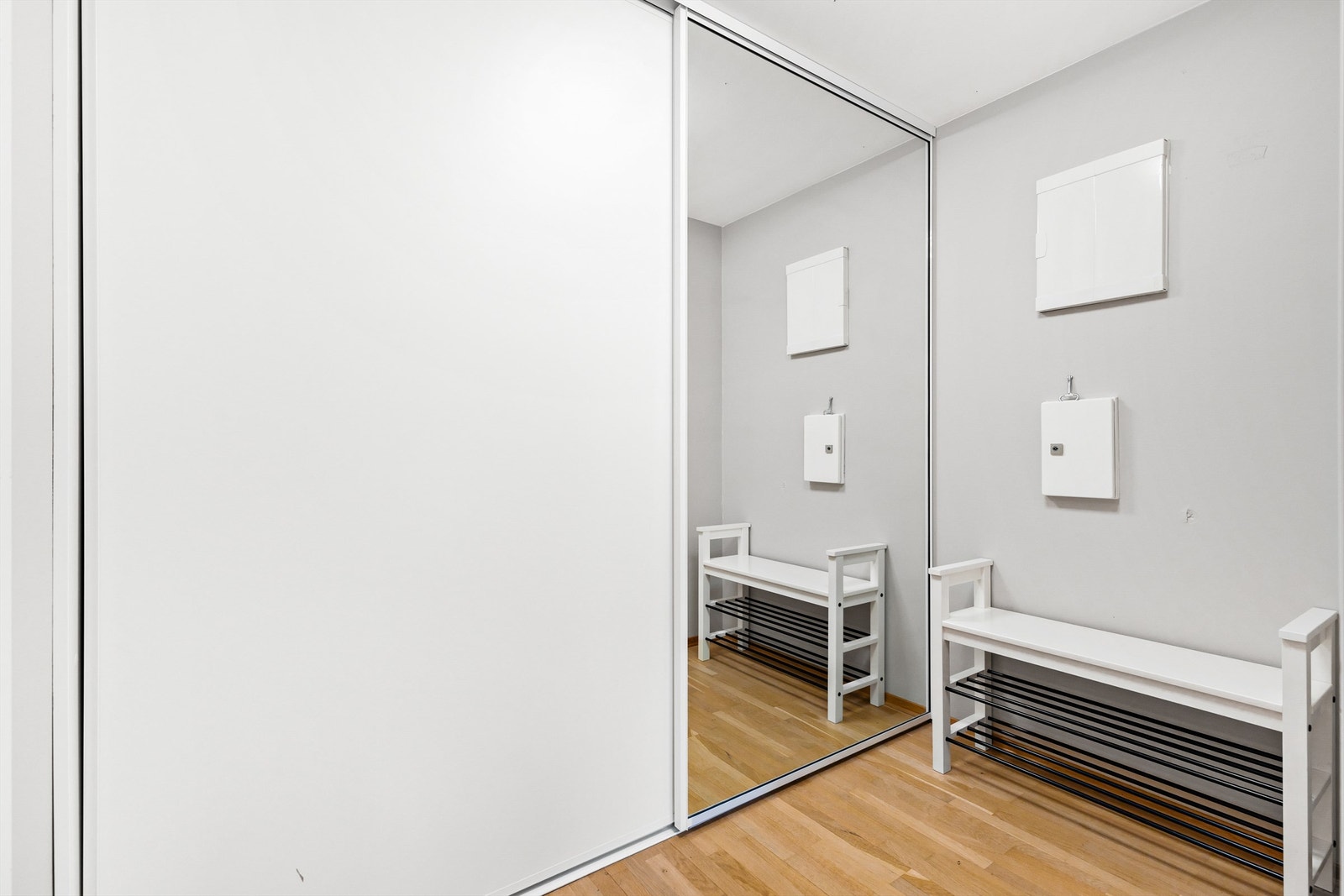 Gang med romslig skyvedørsgarderobe Galleribilde