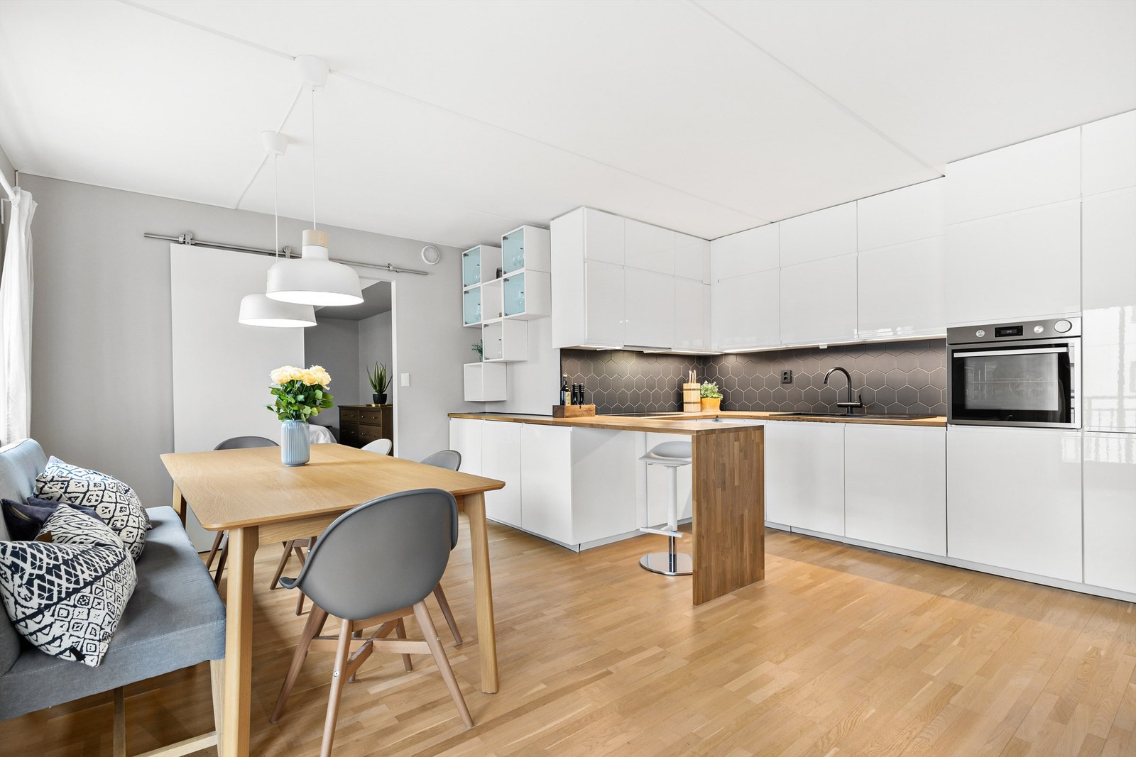 Pen høyglans IKEA kjøkkeninnredning fra ca. 2018 Galleribilde