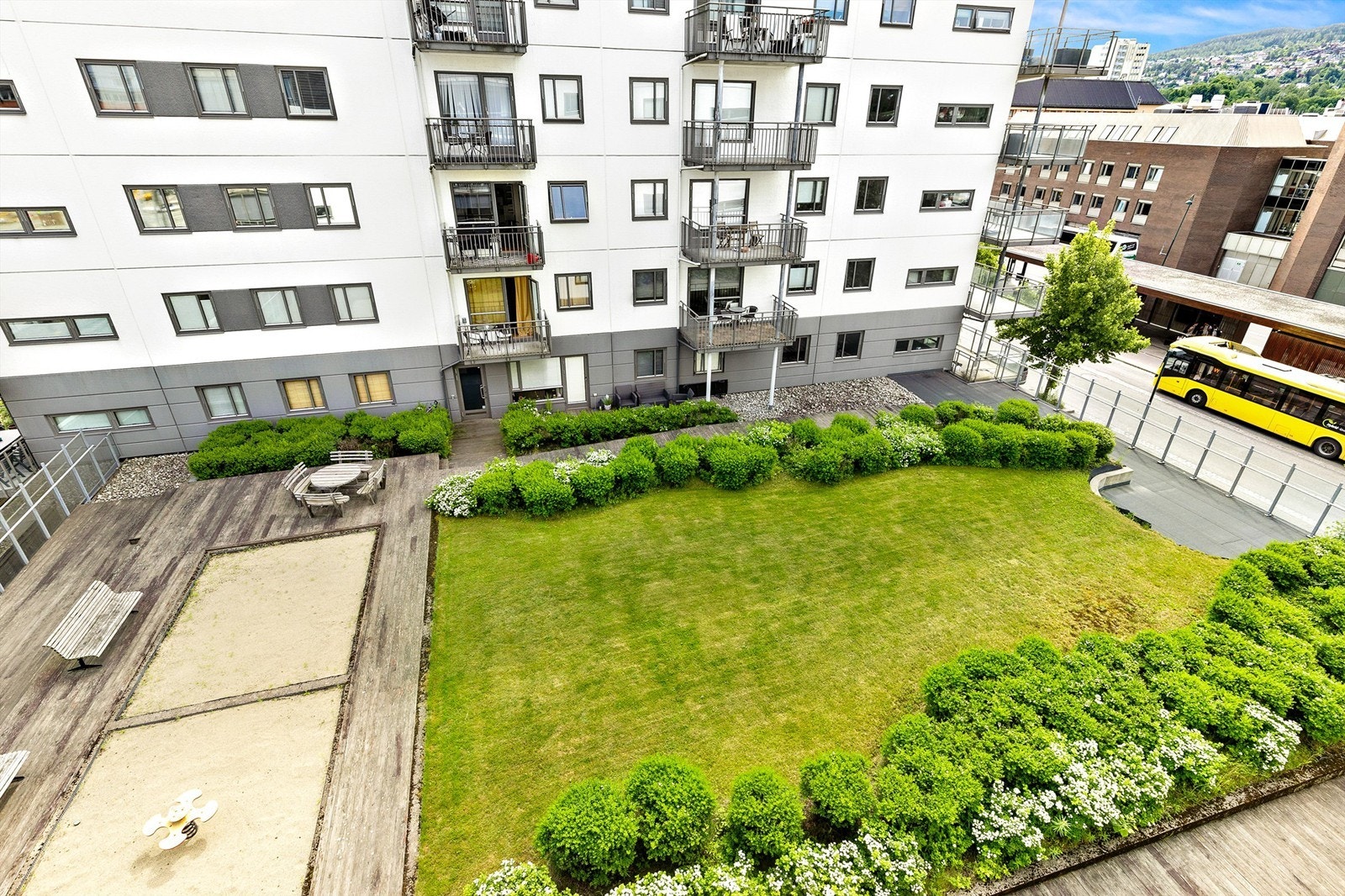 Tilgang til hyggelig felles atrium mellom bygningene Galleribilde