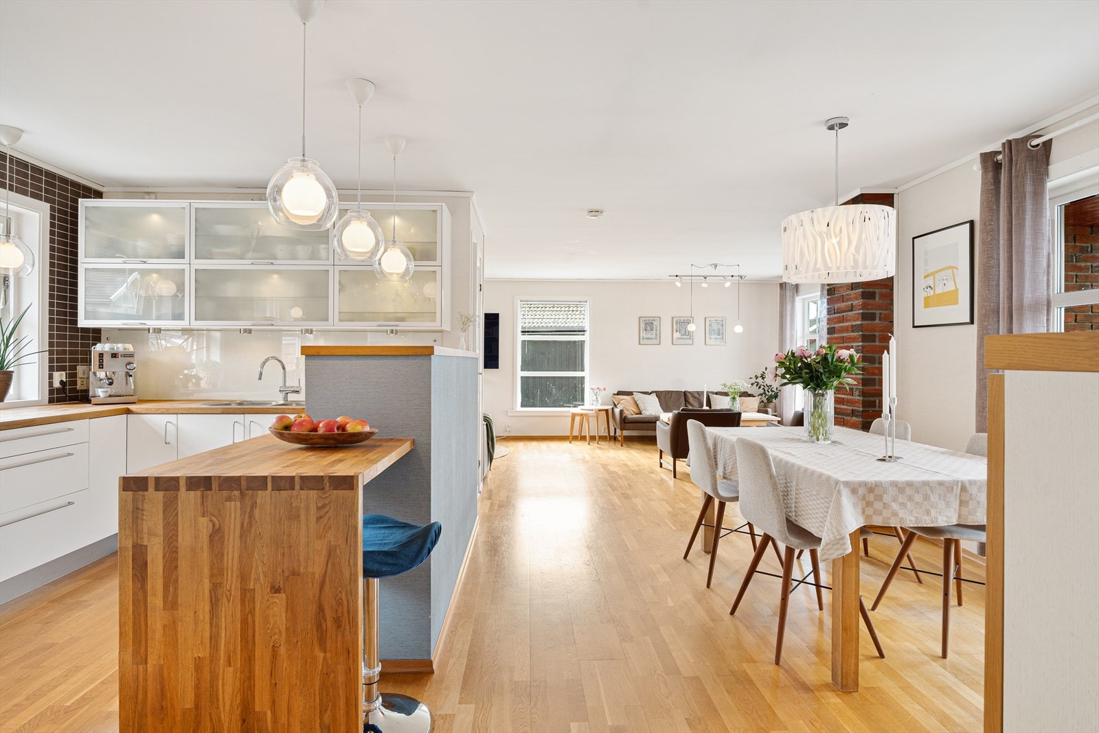 Luftig og trivelig stue med gode møbleringsmuligheter Galleribilde