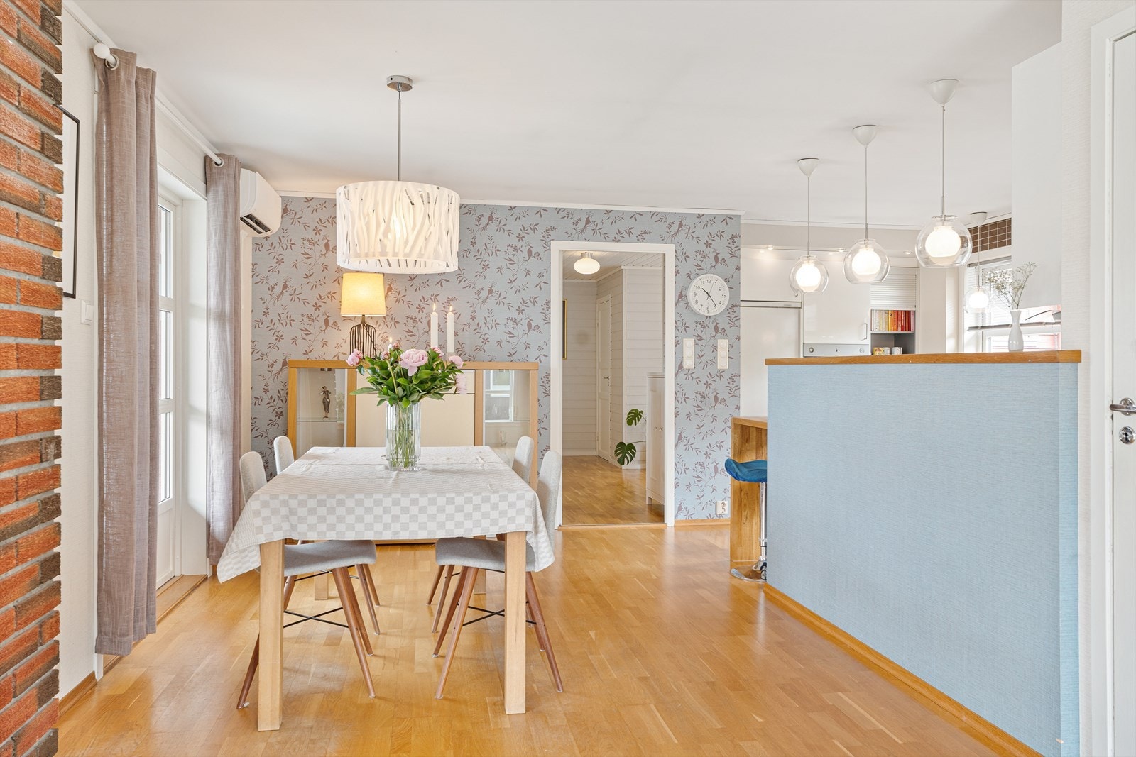 God plass til stort spisebord og mange middagsgjester Galleribilde