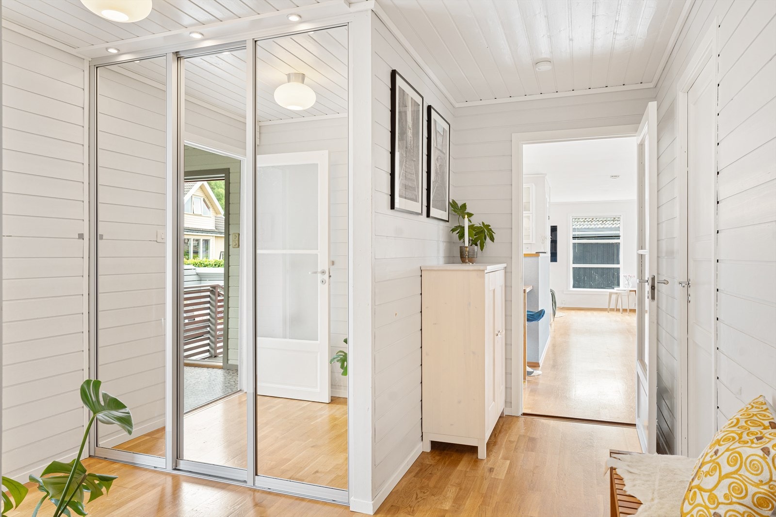 Gang med stor skyvedørsgarderobe med god plass til oppbevaring av yttertøy Galleribilde