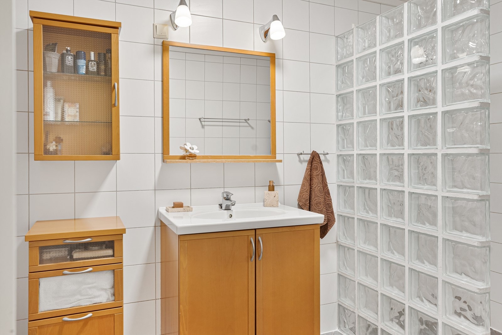 Helfliset bad i underetasjen Galleribilde