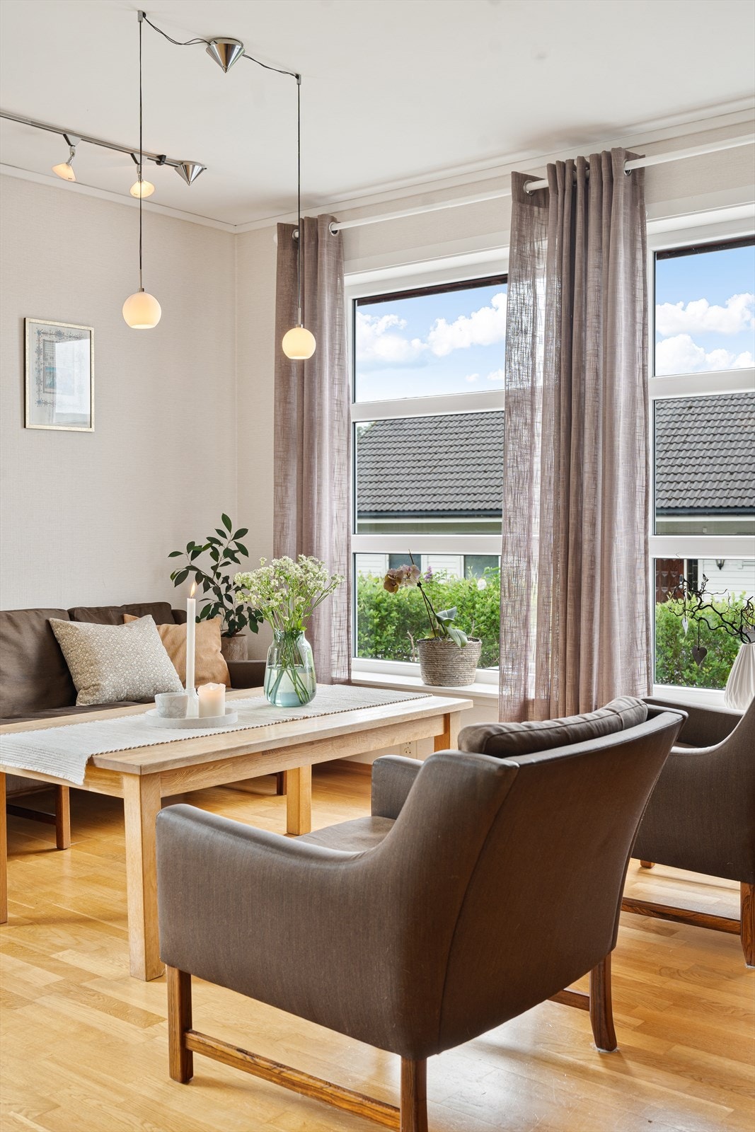 Store vindusflater gir mye naturlig lys Galleribilde