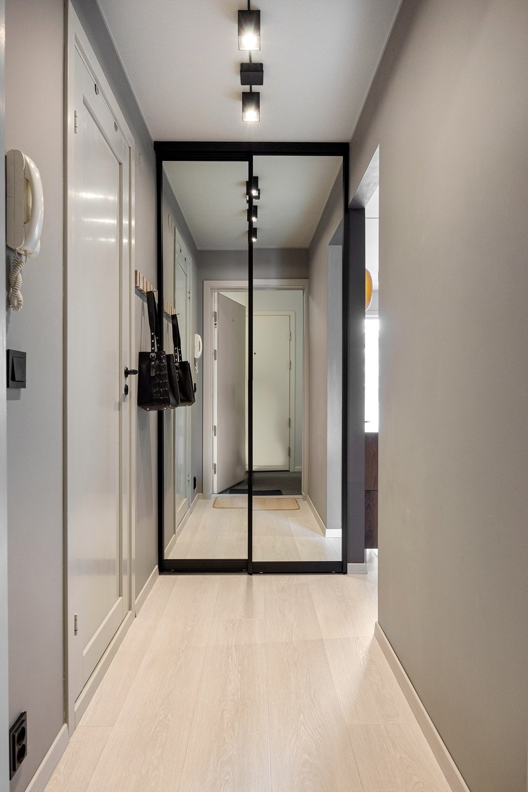 Leiligheten har en innbydende entré som skaper et umiddelbart godt førsteinntrykk. Galleribilde