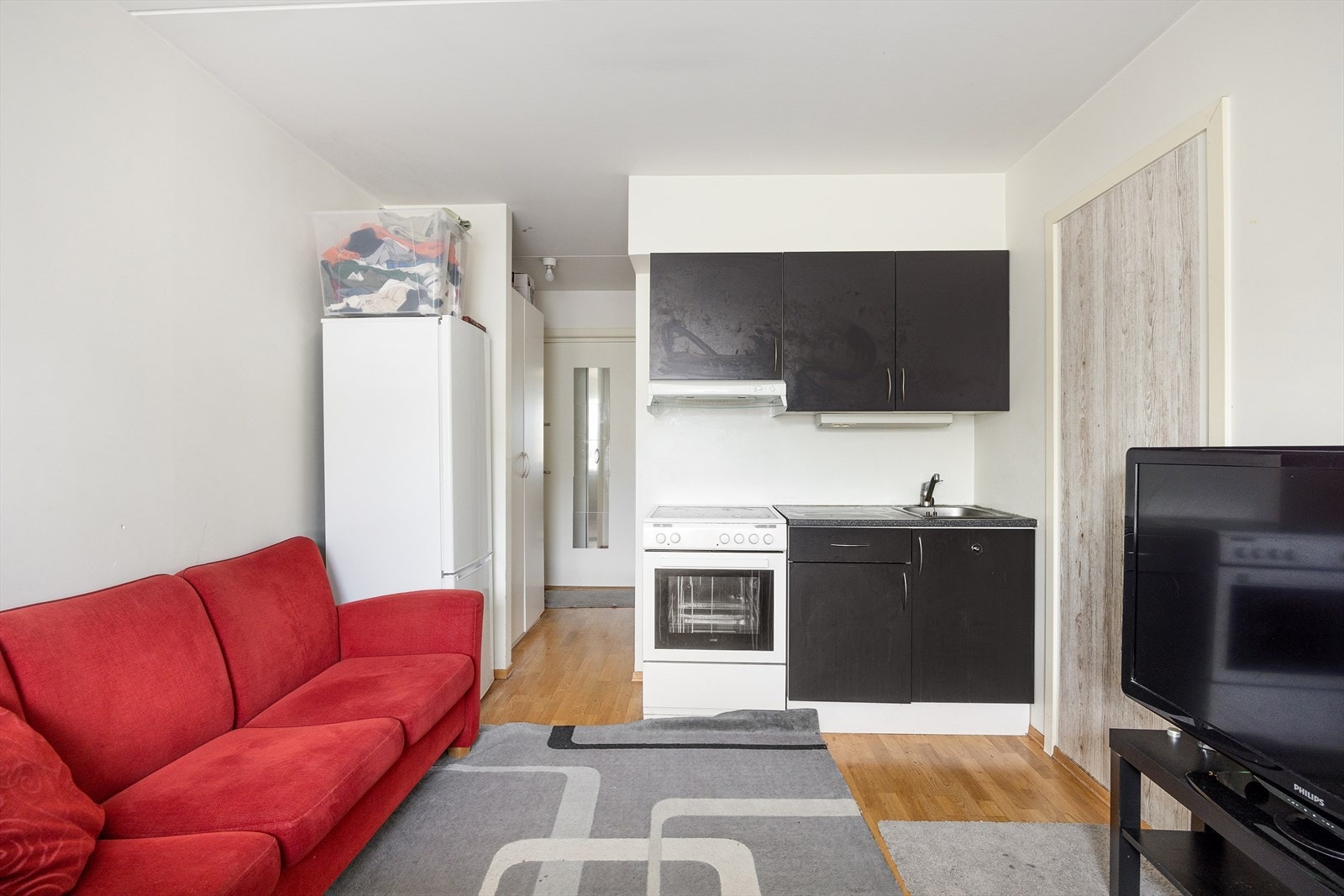 Kjøkkenet har profilerte fronter, laminert benkeplate med nedfelt oppvaskkum og ettgreps svingbare blandingsbatteri. Det er integrerte hvitevarer som platetopp, stekeovn og oppvaskmaskin. Frittstående kjøleskap og frys. Galleribilde