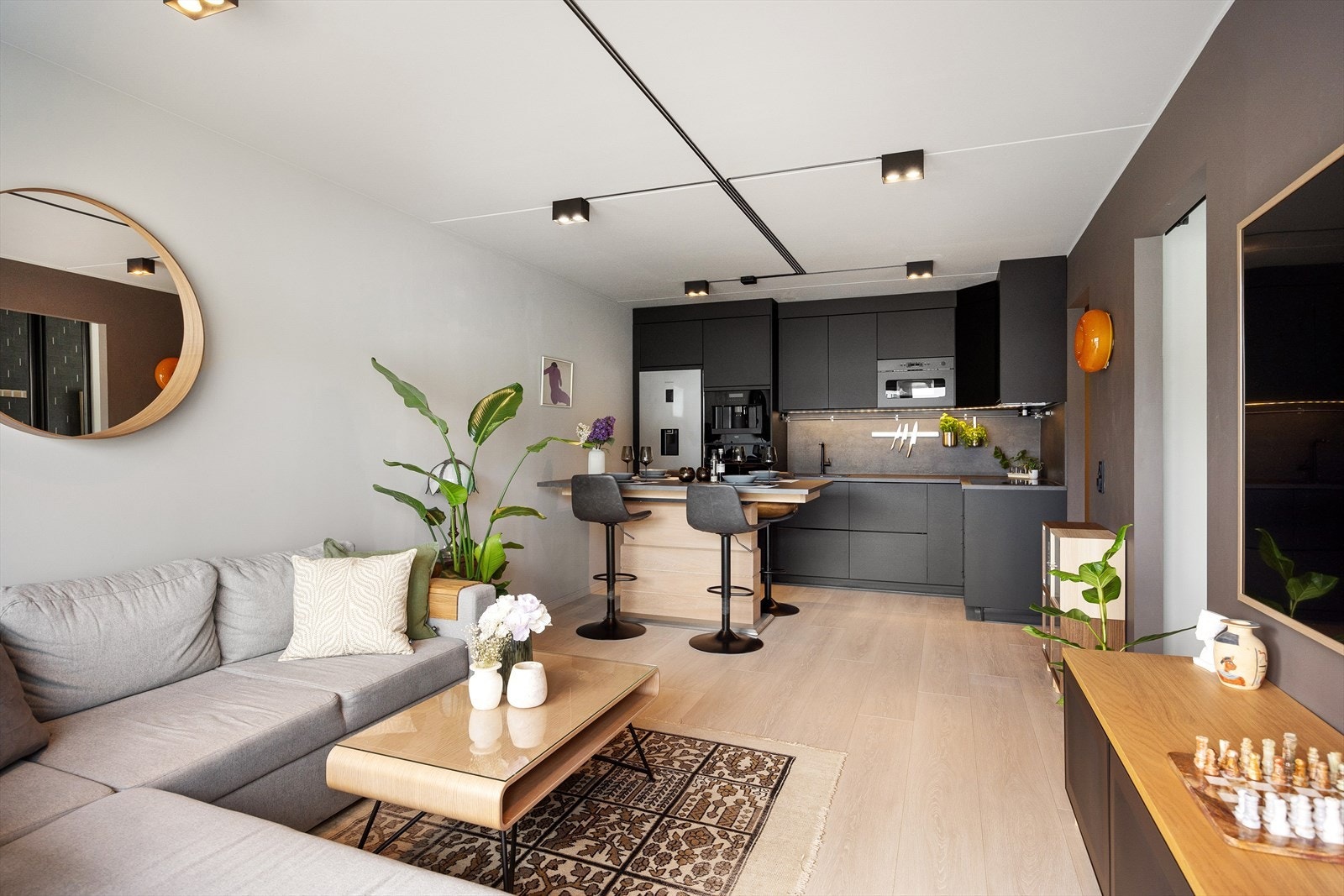 Planløsningen åpner opp for flere møbleringsmuligheter med god plass til sofagruppe, TV-møbler og spisebord med tilhørende stoler. Galleribilde