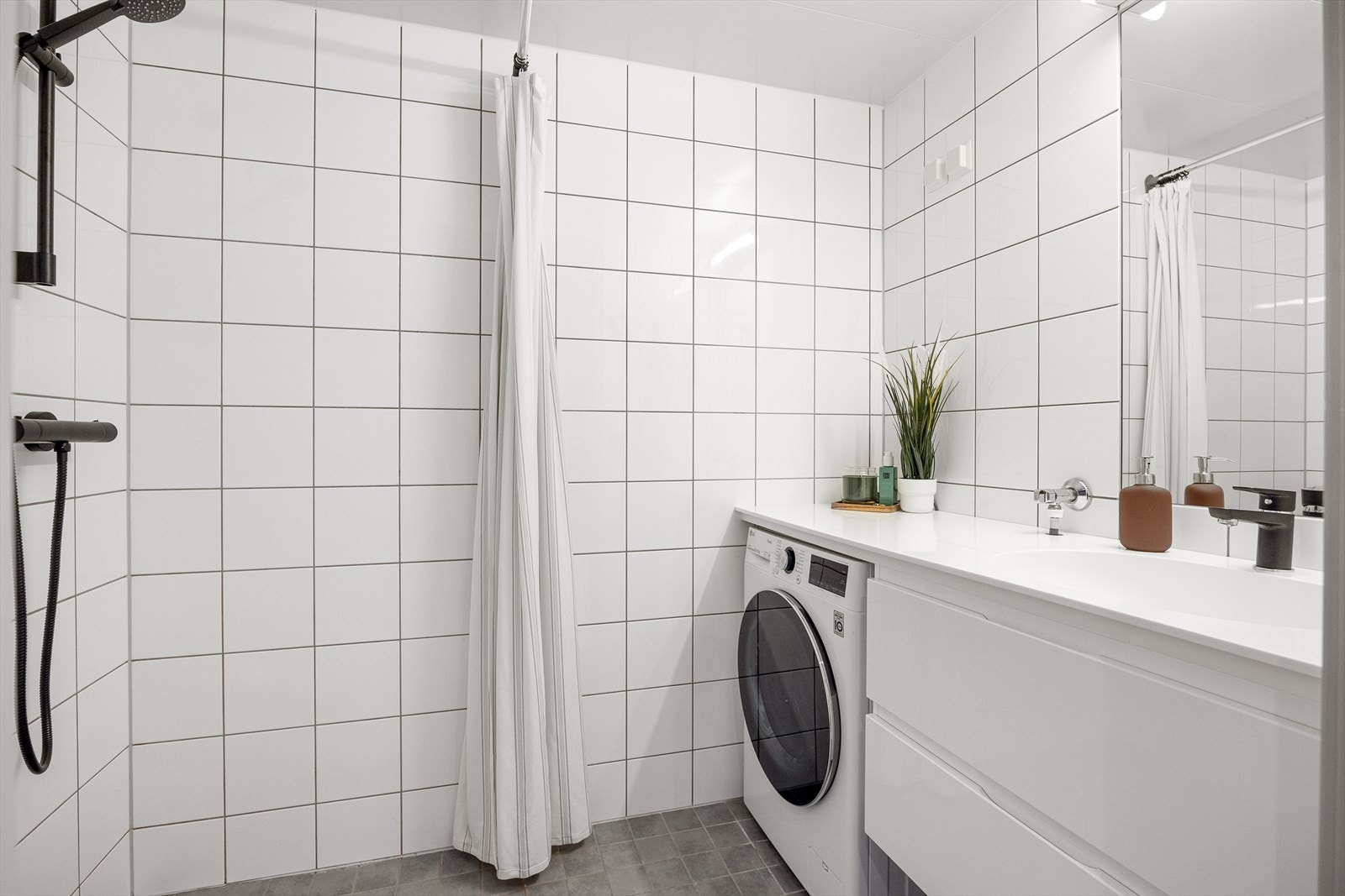 Pent flislagt baderom med gulvvarme. Ny innredning med ny vask, nye blandingsbatterier (dusj og vask) og benkeplate i 2024. Galleribilde